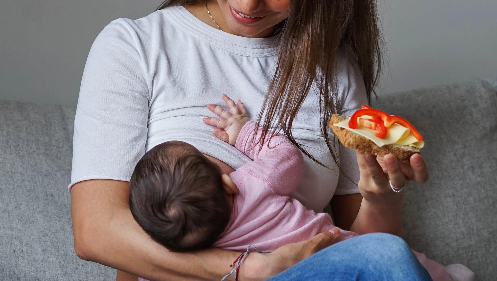 Ammende kvinne spiser brødskive