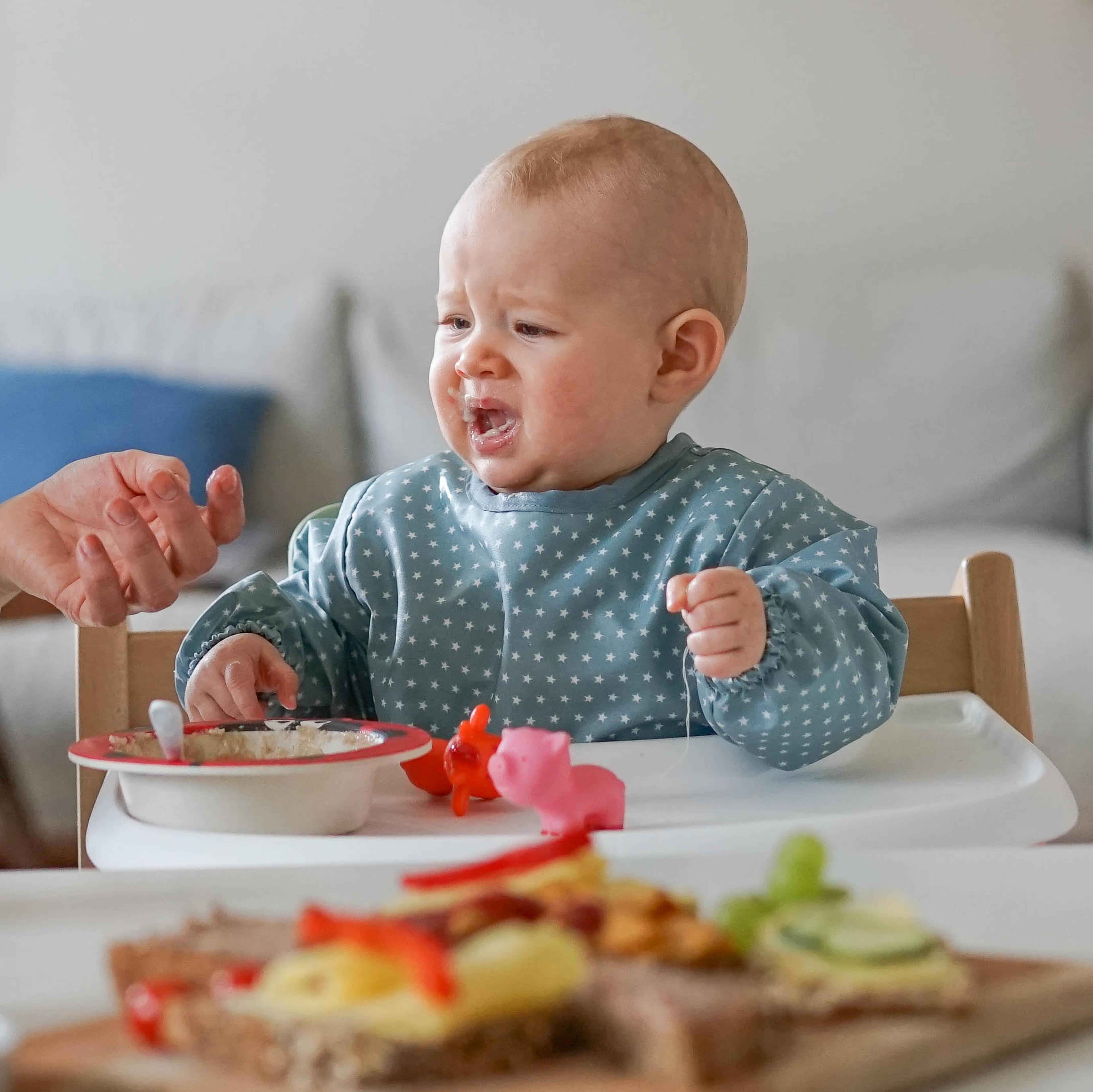 Baby som smaker bringebær