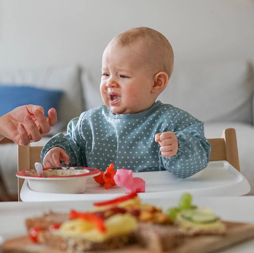 Baby som smaker bringebær