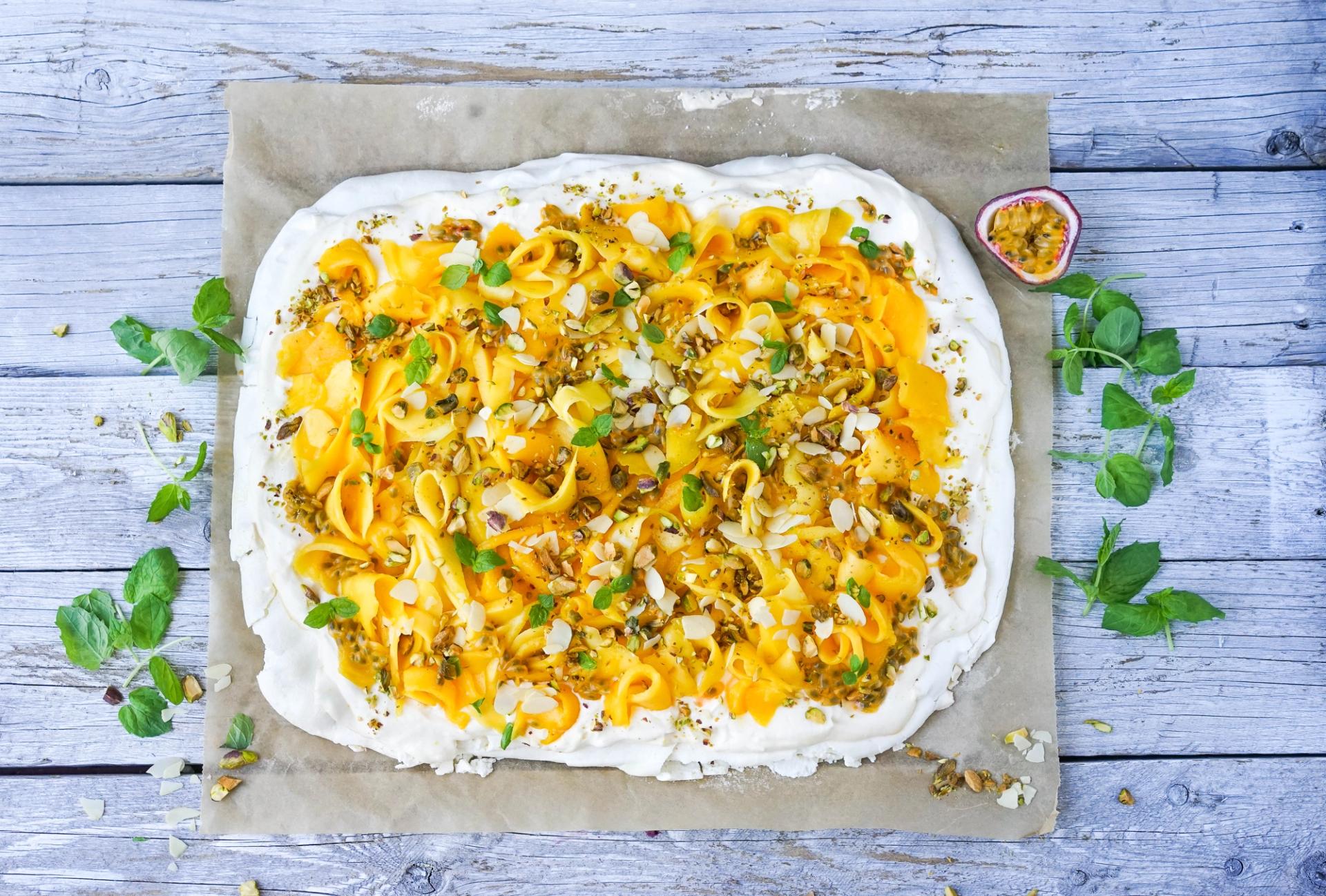 pavlova med mango og pasjonsfrukt