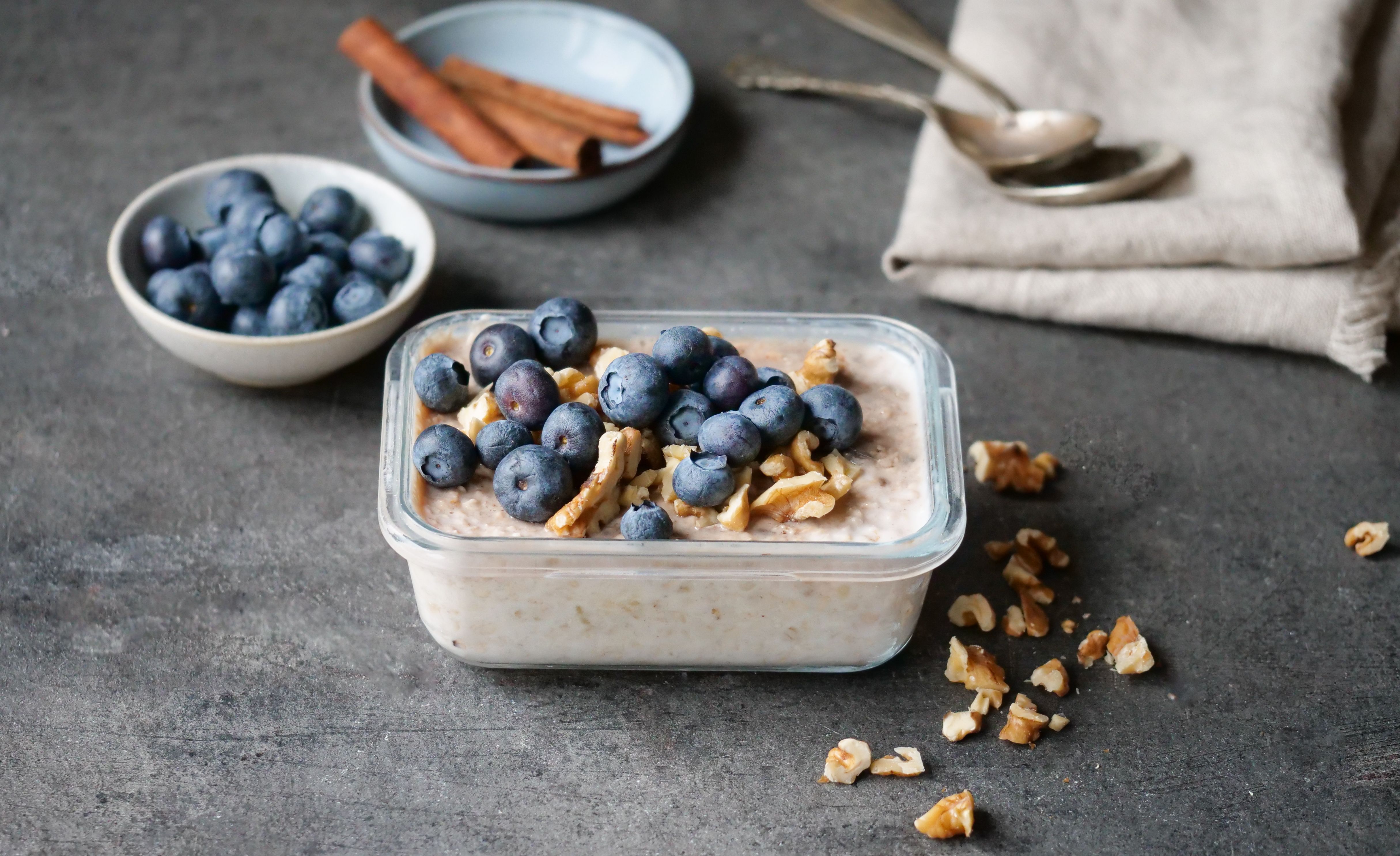 Kjøleskapsgrøt toppet med valnøtter og blåbær 