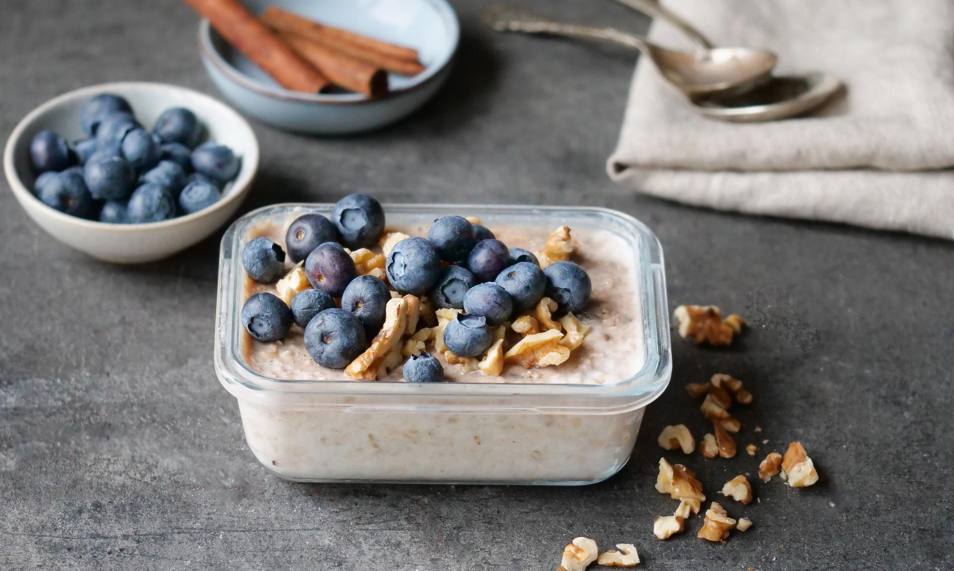 Kjøleskapsgrøt toppet med valnøtter og blåbær
