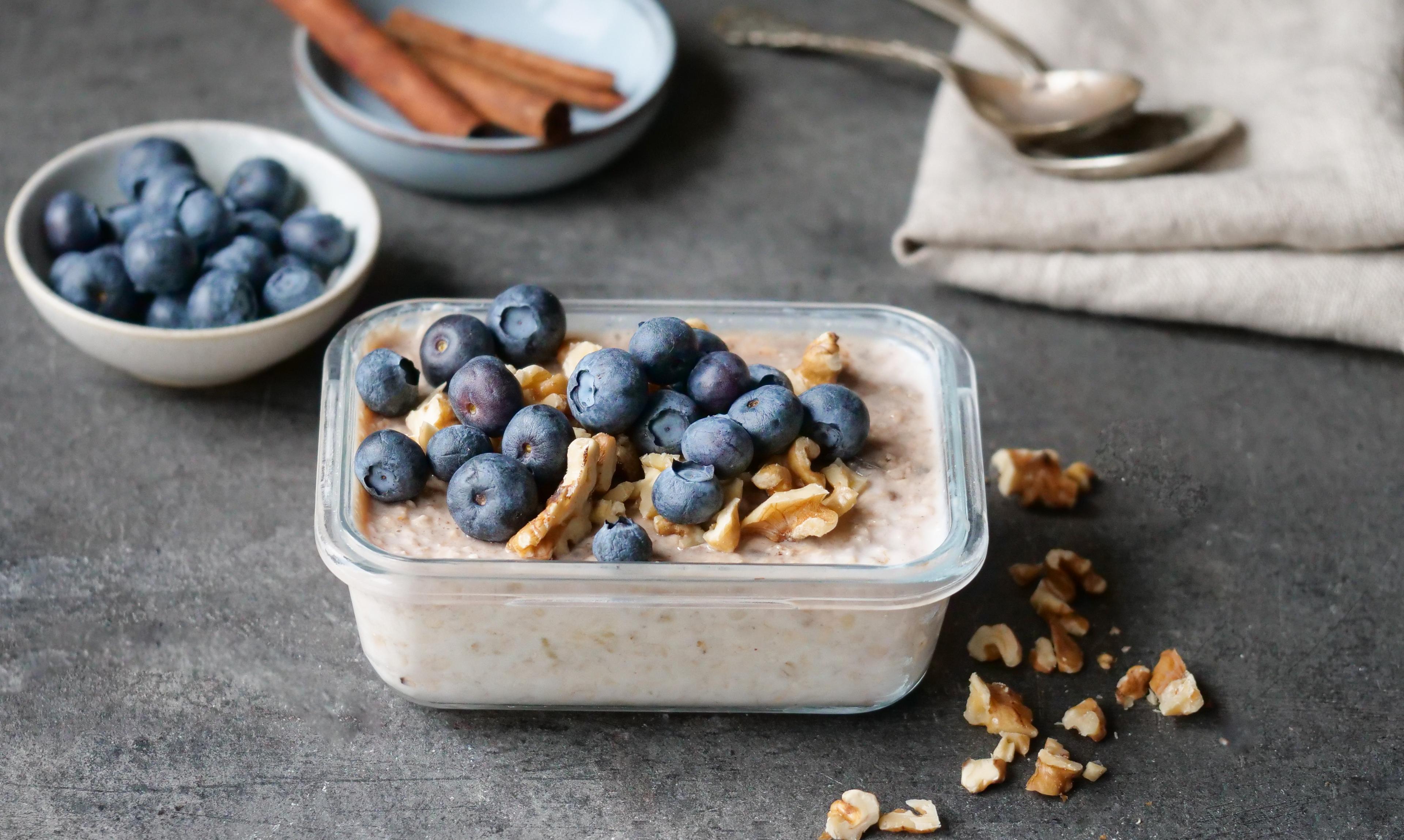 Kjøleskapsgrøt toppet med valnøtter og blåbær