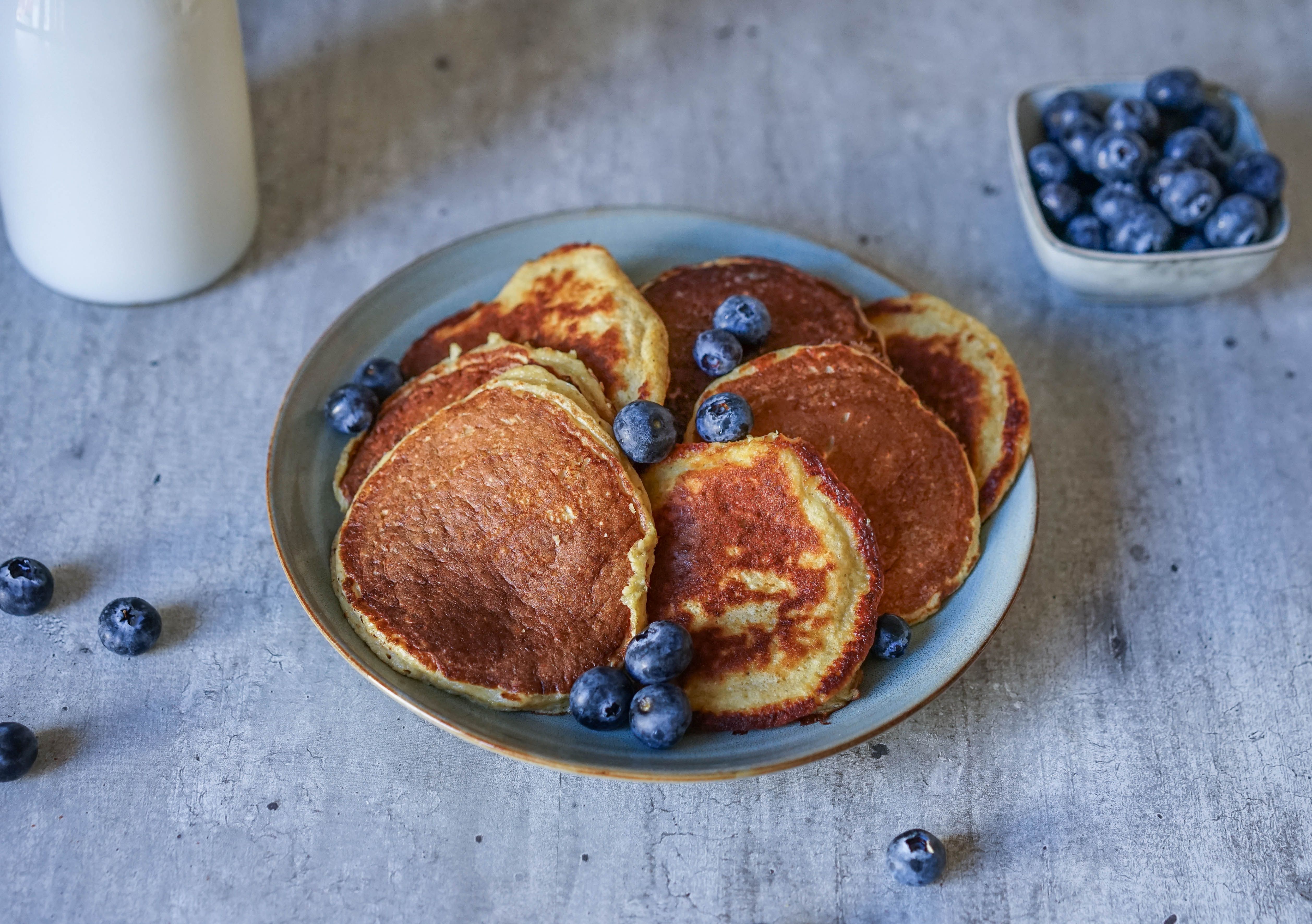 Bananpannekaker med cottage cheese og blåbær