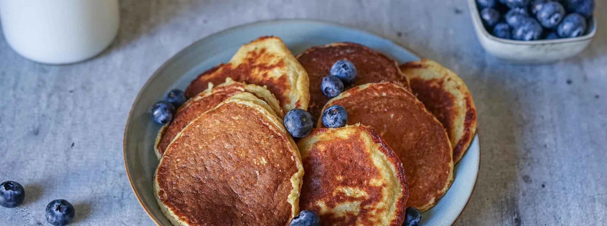 Bananpannekaker med cottage cheese og blåbær