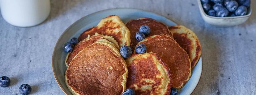 Bananpannekaker med cottage cheese og blåbær