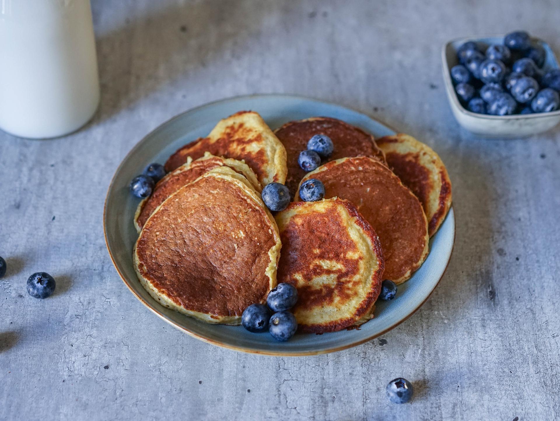 Bananpannekaker med cottage cheese og blåbær