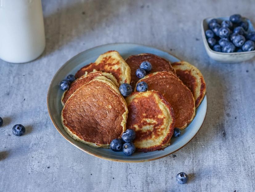 Bananpannekaker med cottage cheese og blåbær