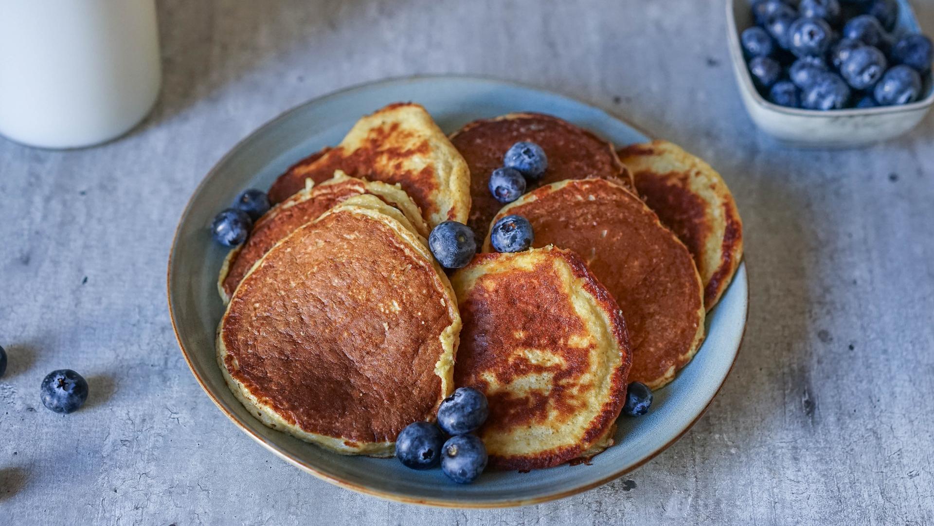 Bananpannekaker med cottage cheese og blåbær