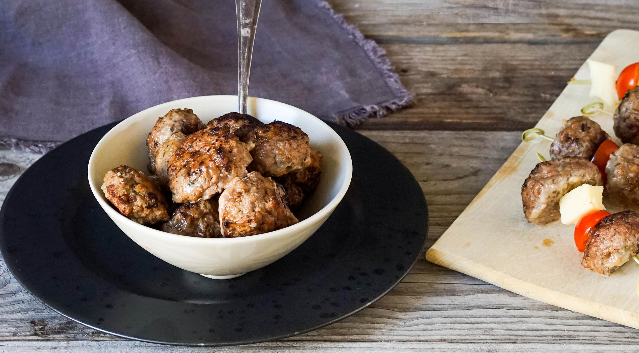 kjøttboller med ost og tomat