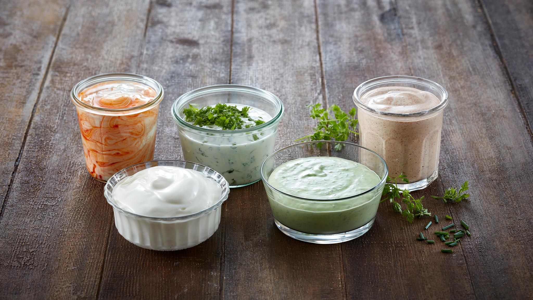 5 skåler med rømme og ulike rømmedipper