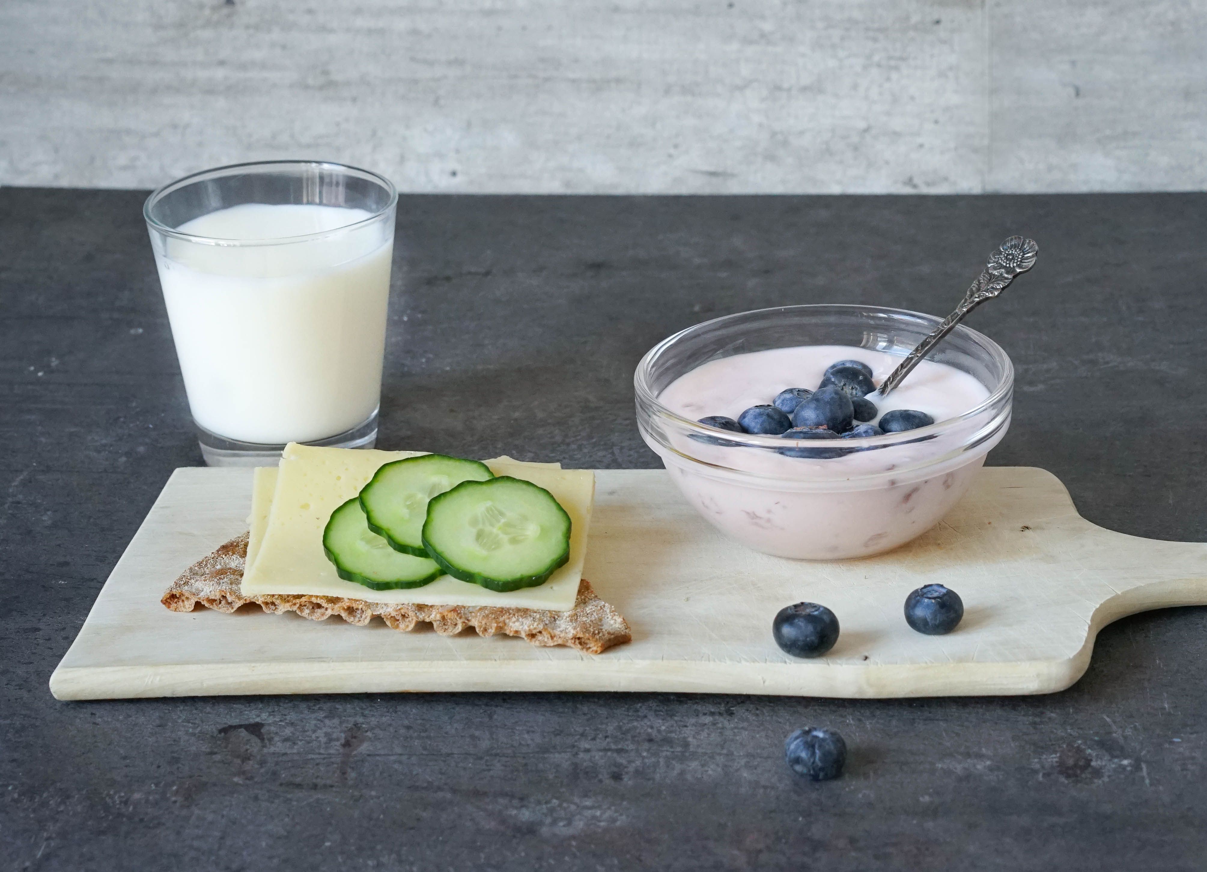 Melk, yoghurt og brødskive med ost