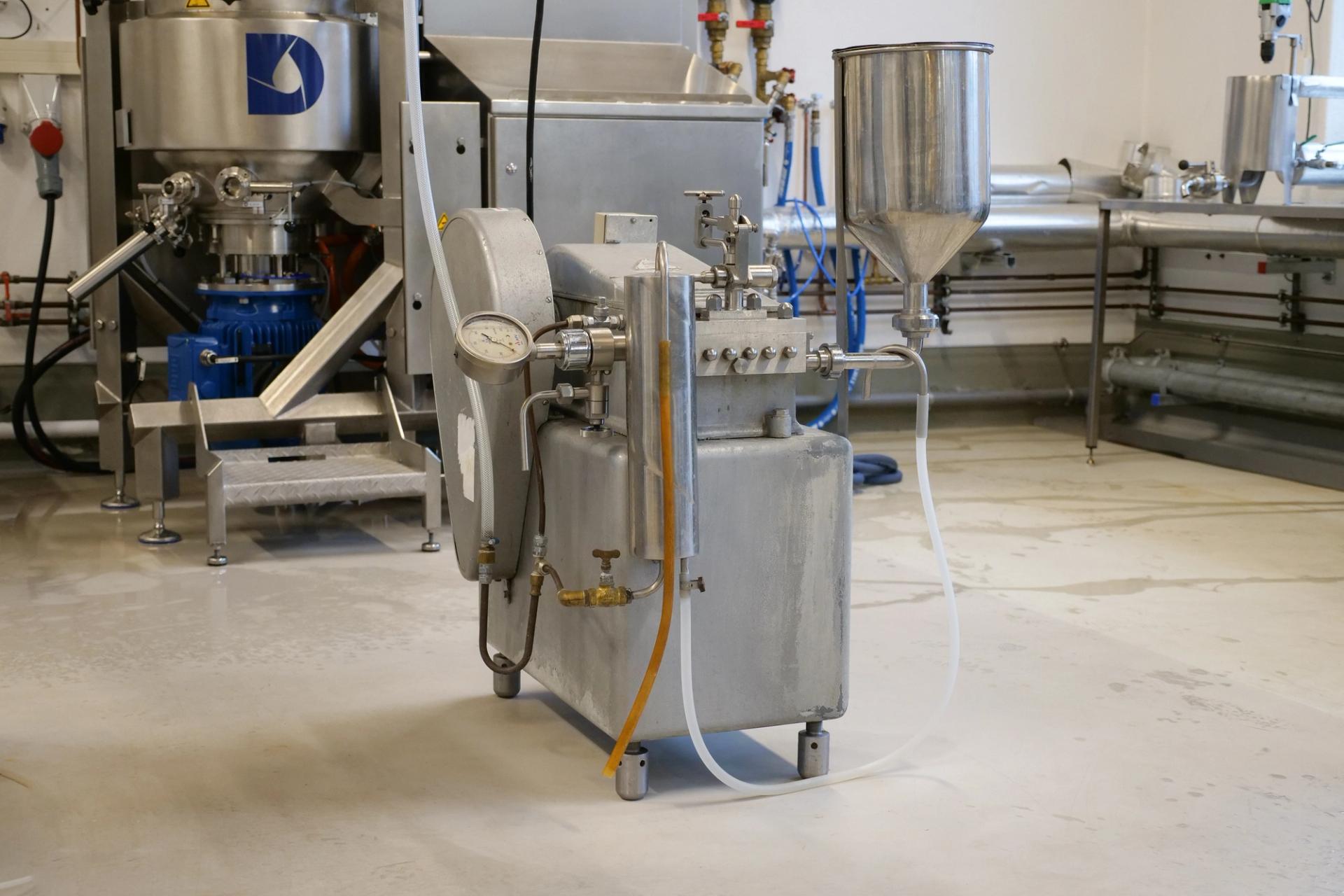 Melkeglass på trebord