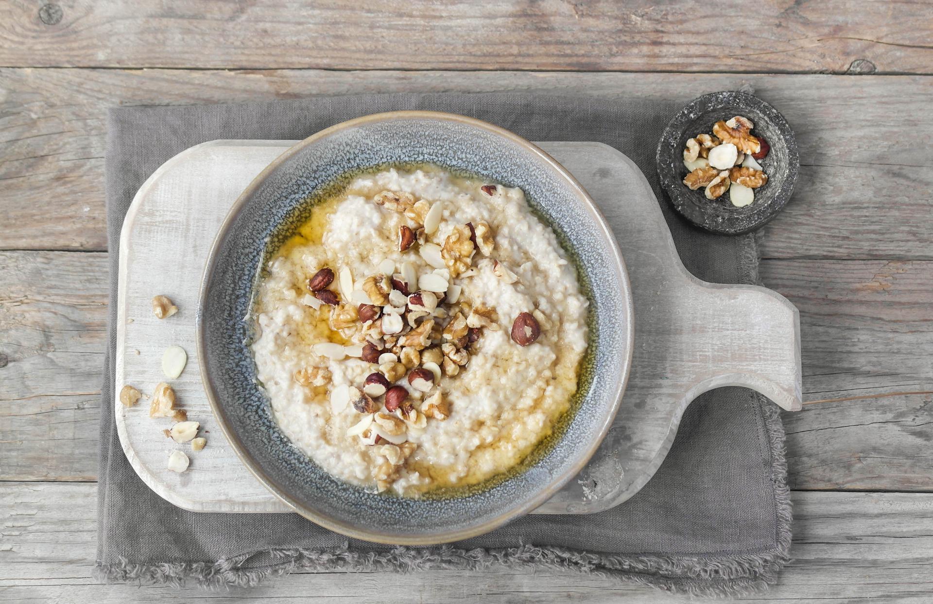 Havregrøt med honning, melk og nøtter