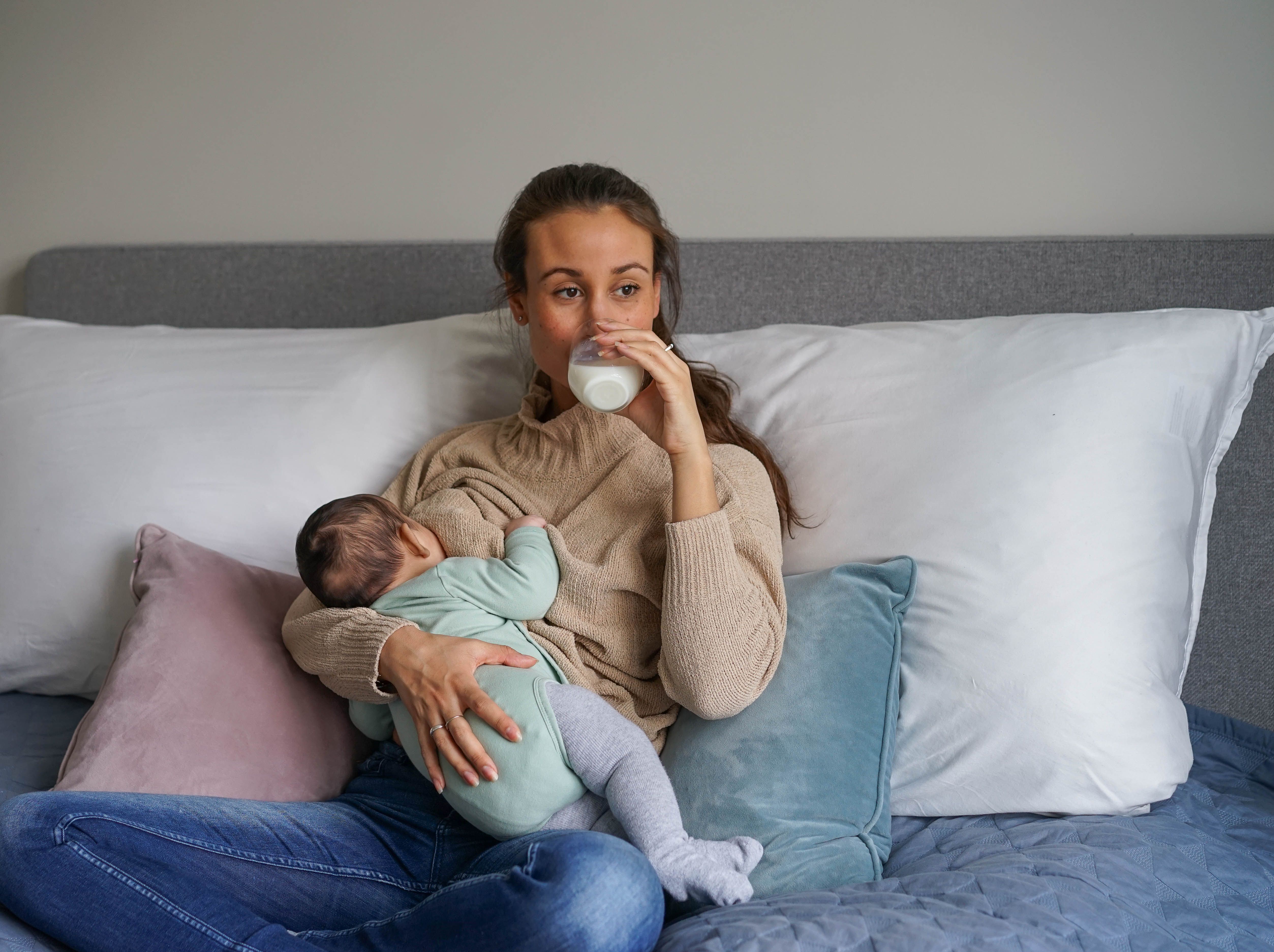 Mor som ammer baby og drikker melk