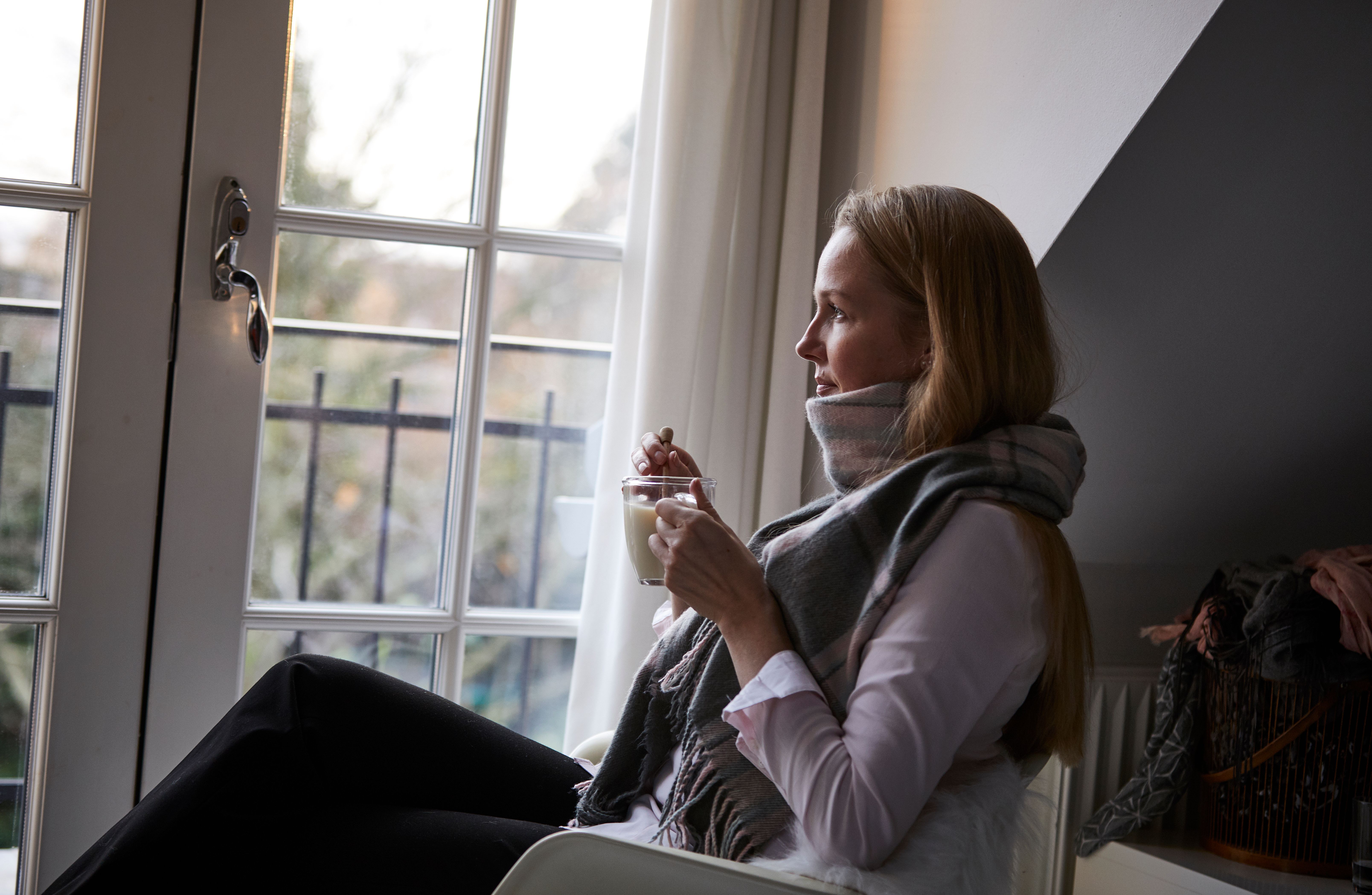 Dame drikker varm melk for å forebygge benskjørhet