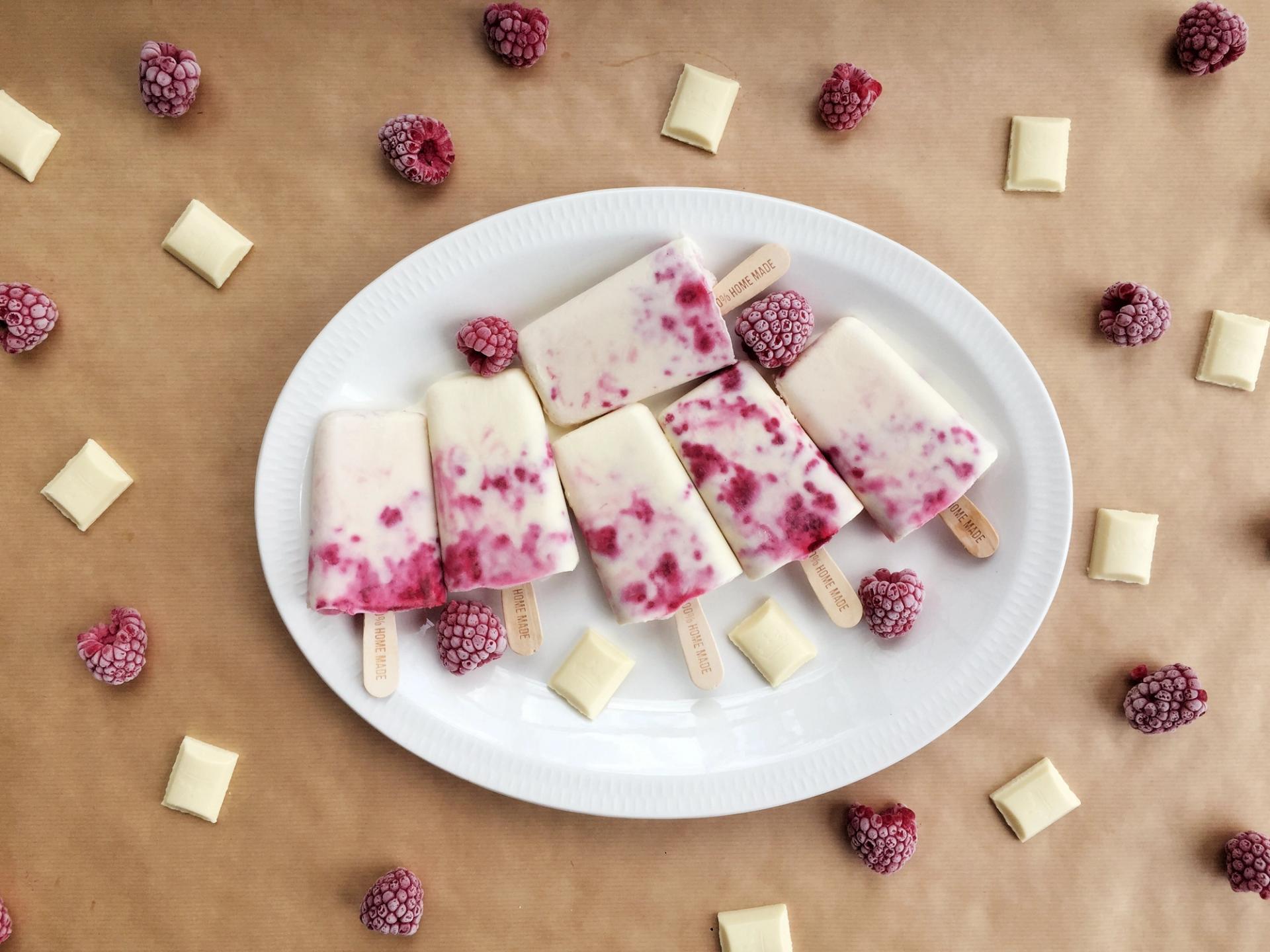 Ispinner med bringebær og hvit sjokolade