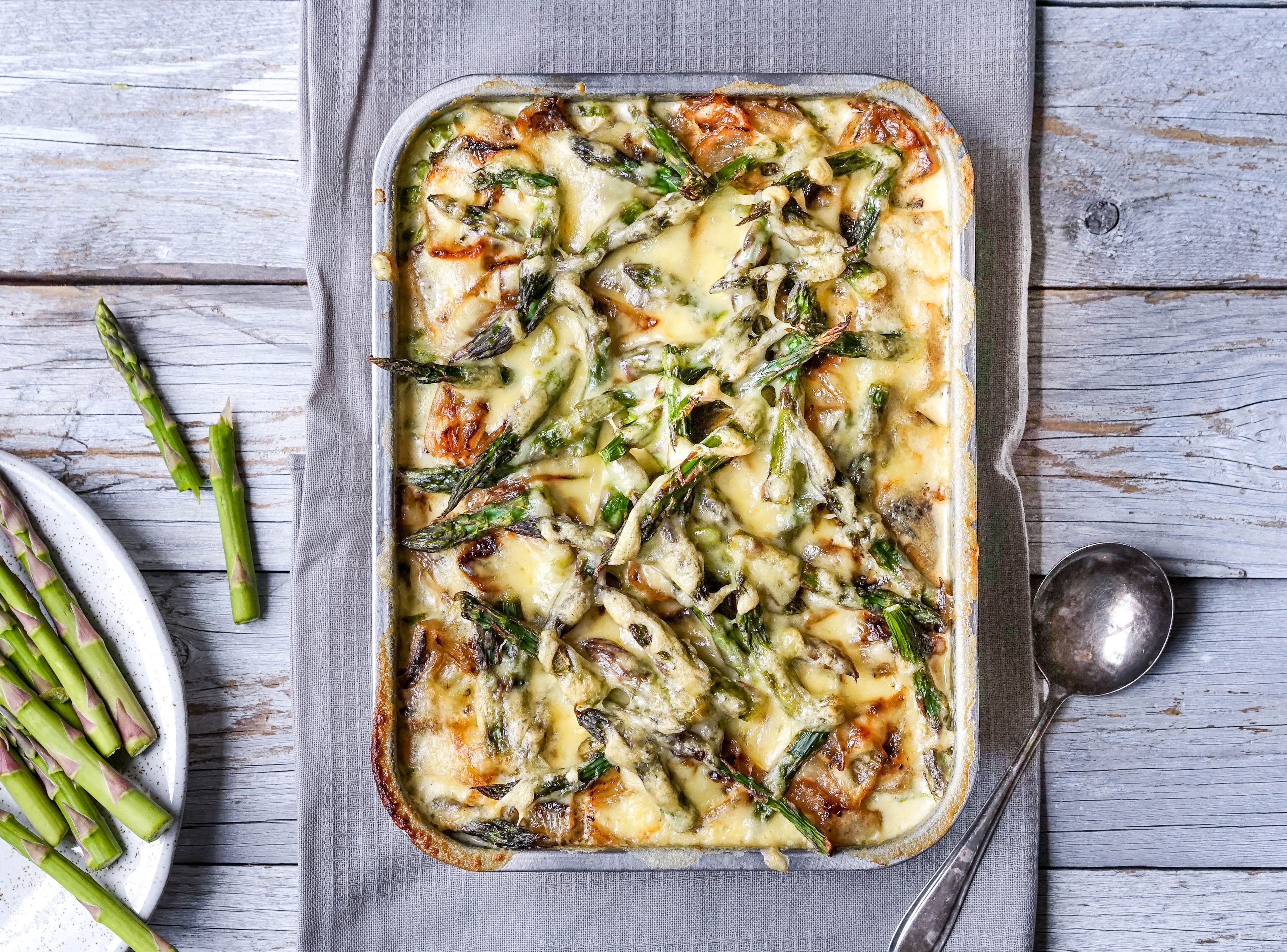 potetgrateng med grønn asparges og løk