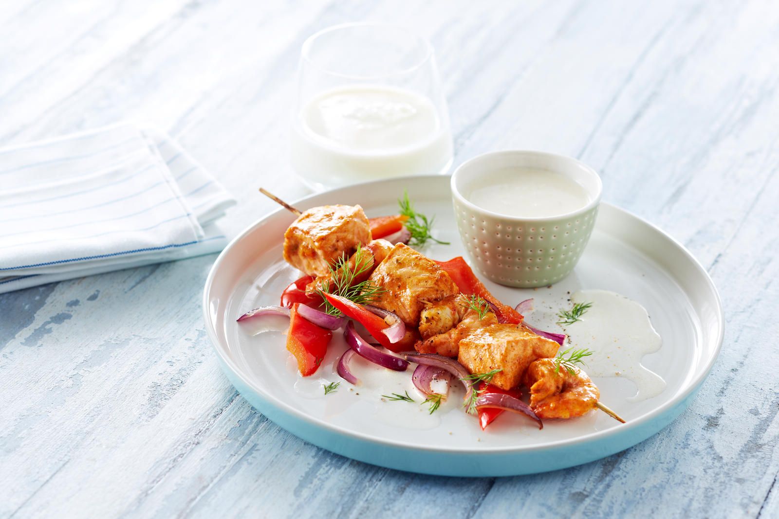 Laks og Laks og scampi med lun kvargsaus