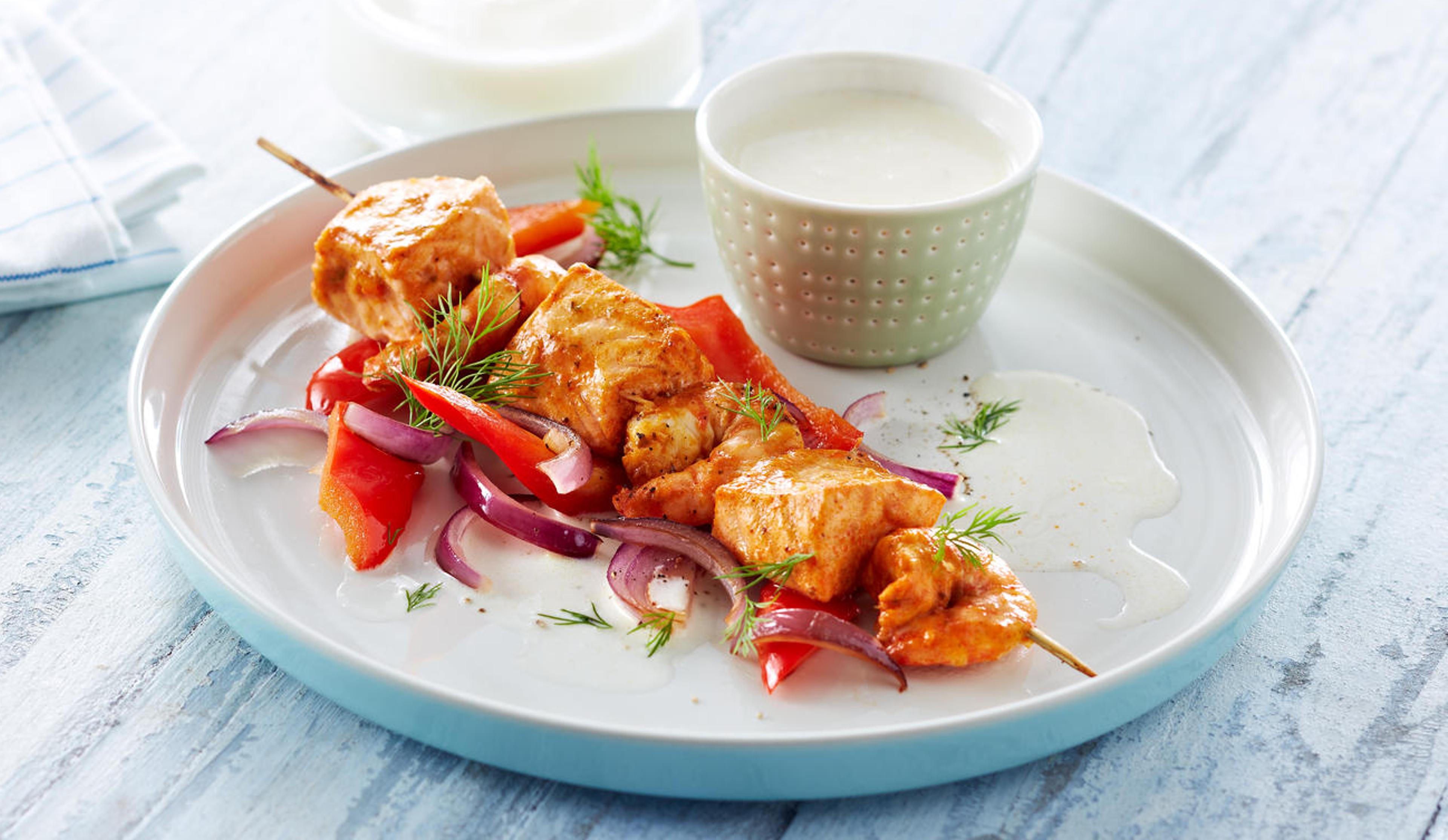 Laks og Laks og scampi med lun kvargsaus