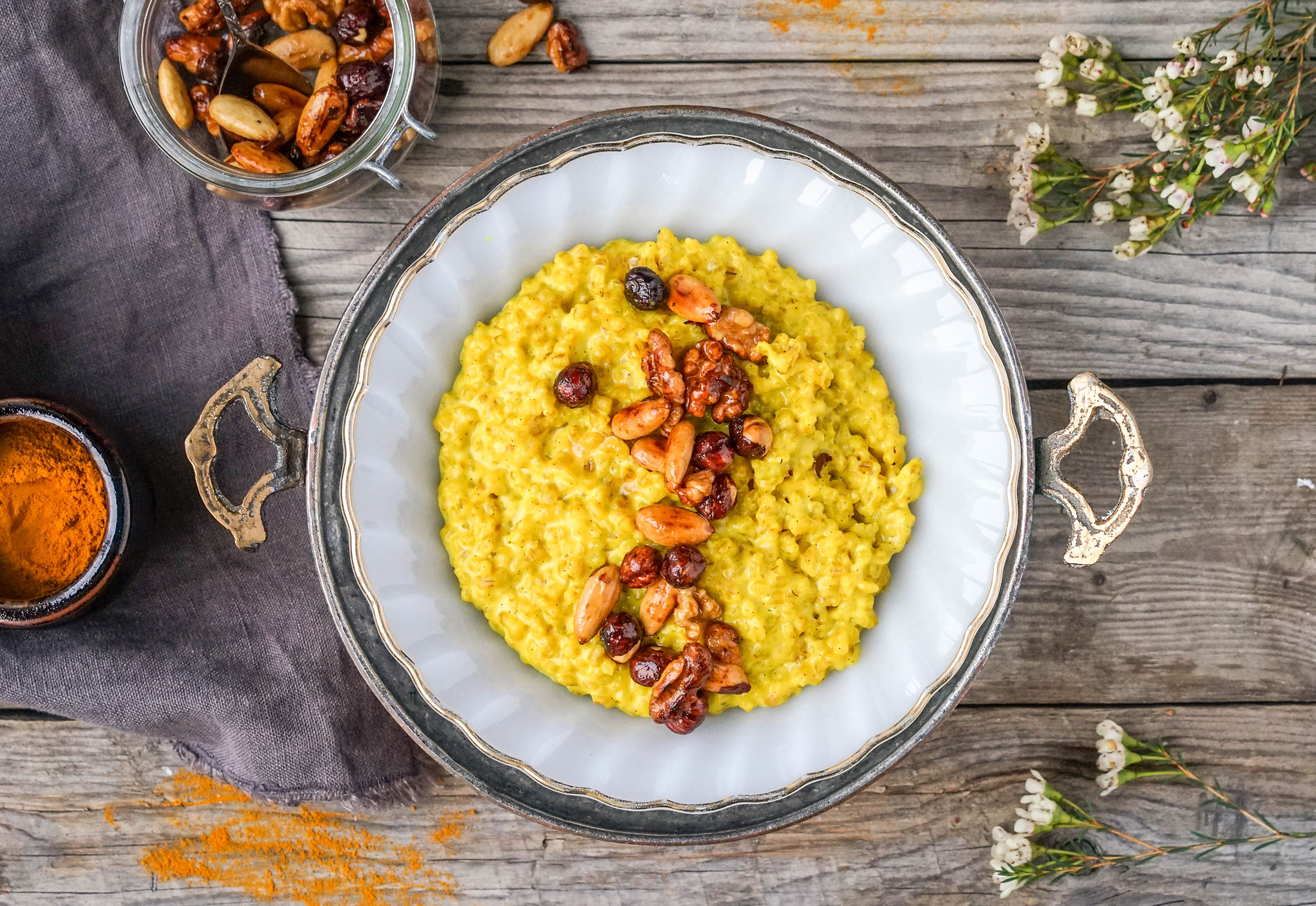 byggrøt med gurkemeie og nøtter