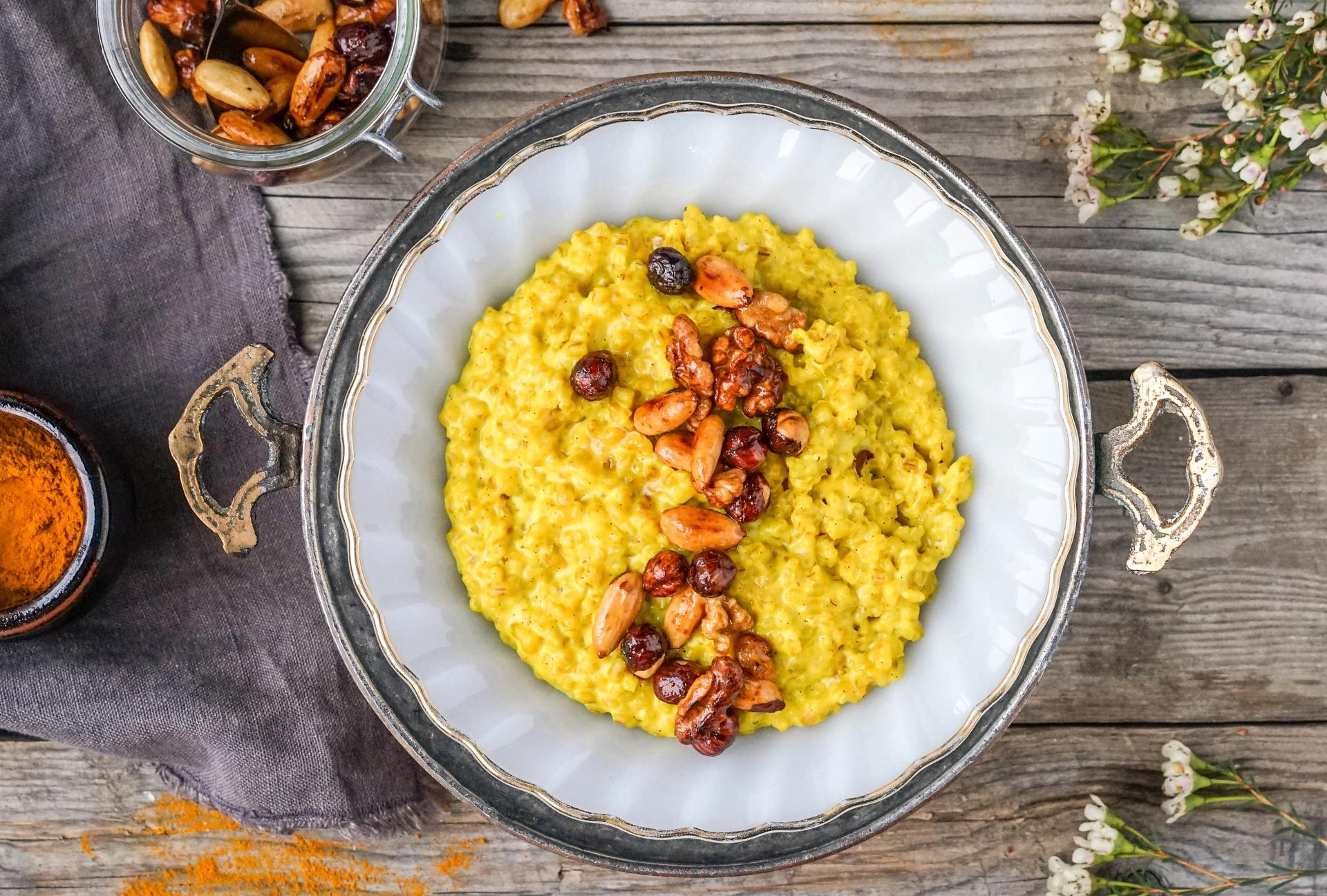 byggrøt med gurkemeie og nøtter