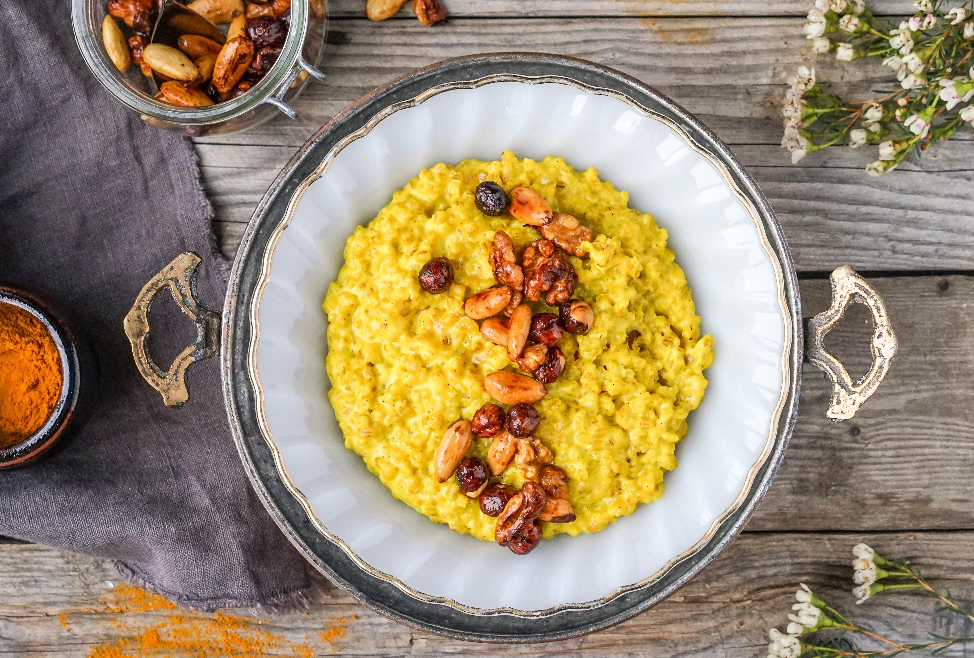 byggrøt med gurkemeie og nøtter