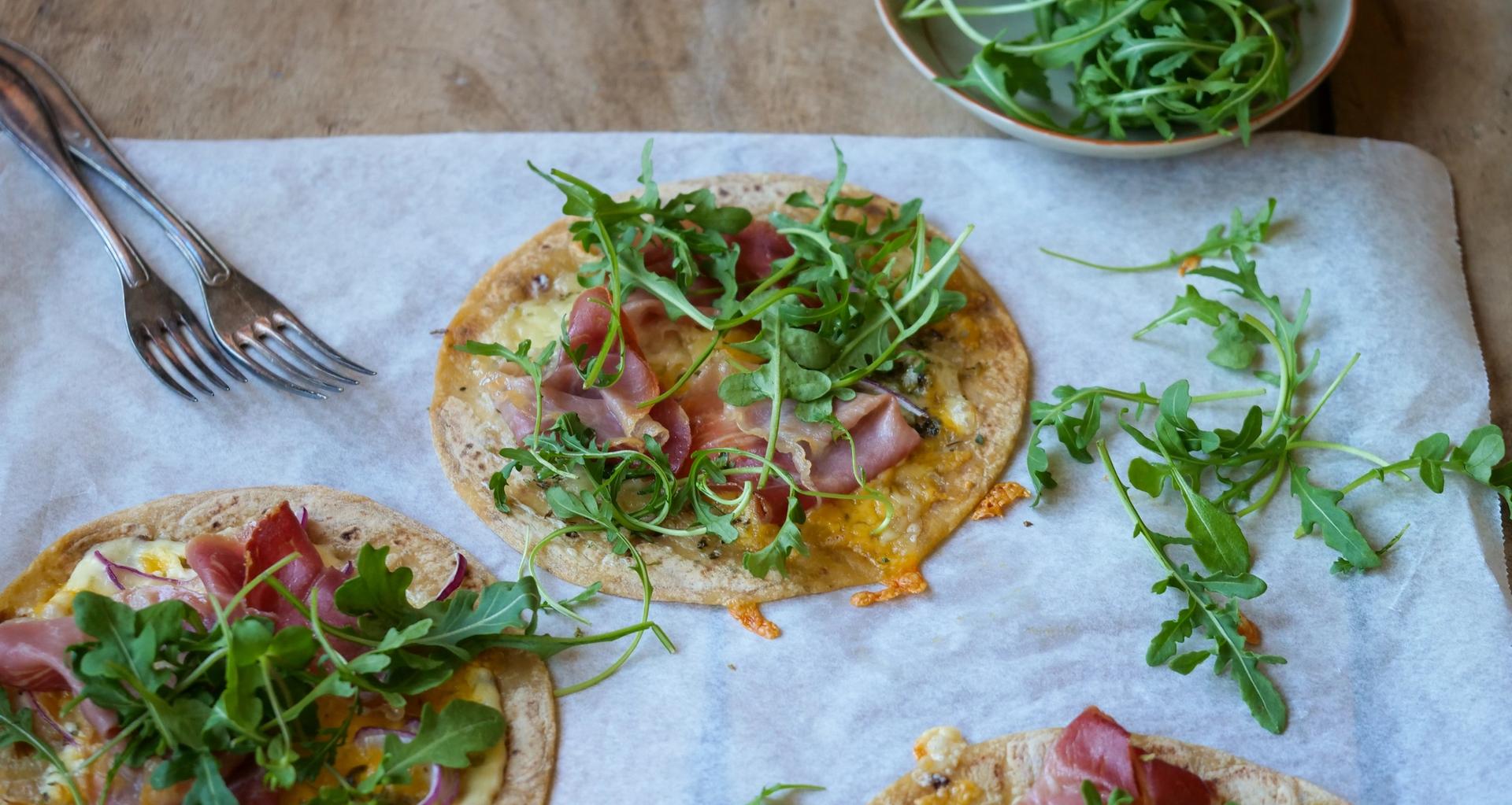 gratinerte lomper på et stekebrett