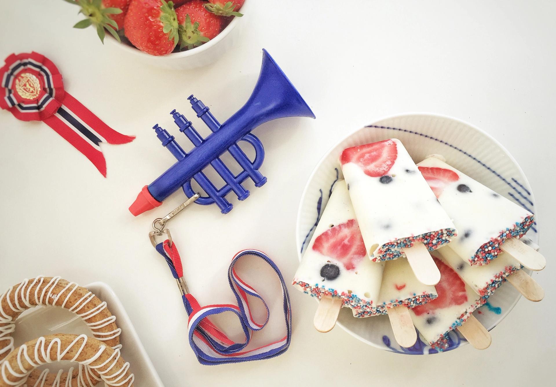 Is med bær i rødt, hvitt og blått