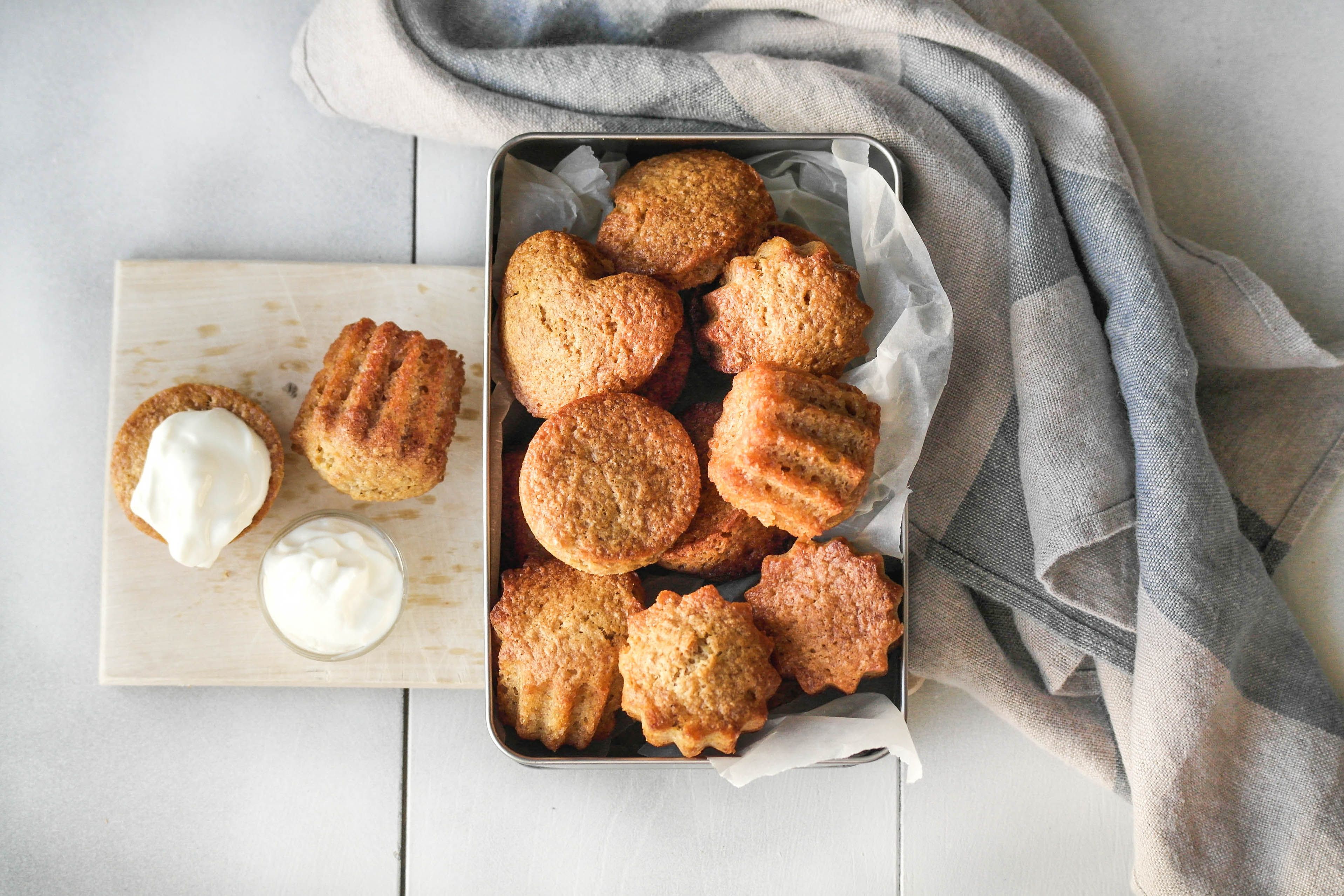 En boks med matmuffins og muffins toppet med skyr