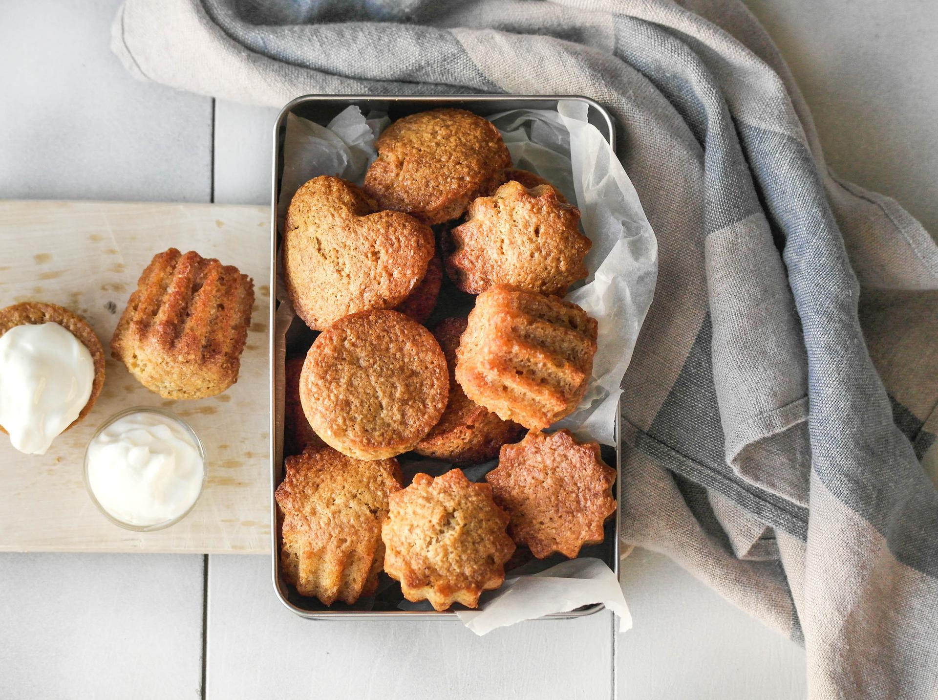 En boks med matmuffins og muffins toppet med skyr
