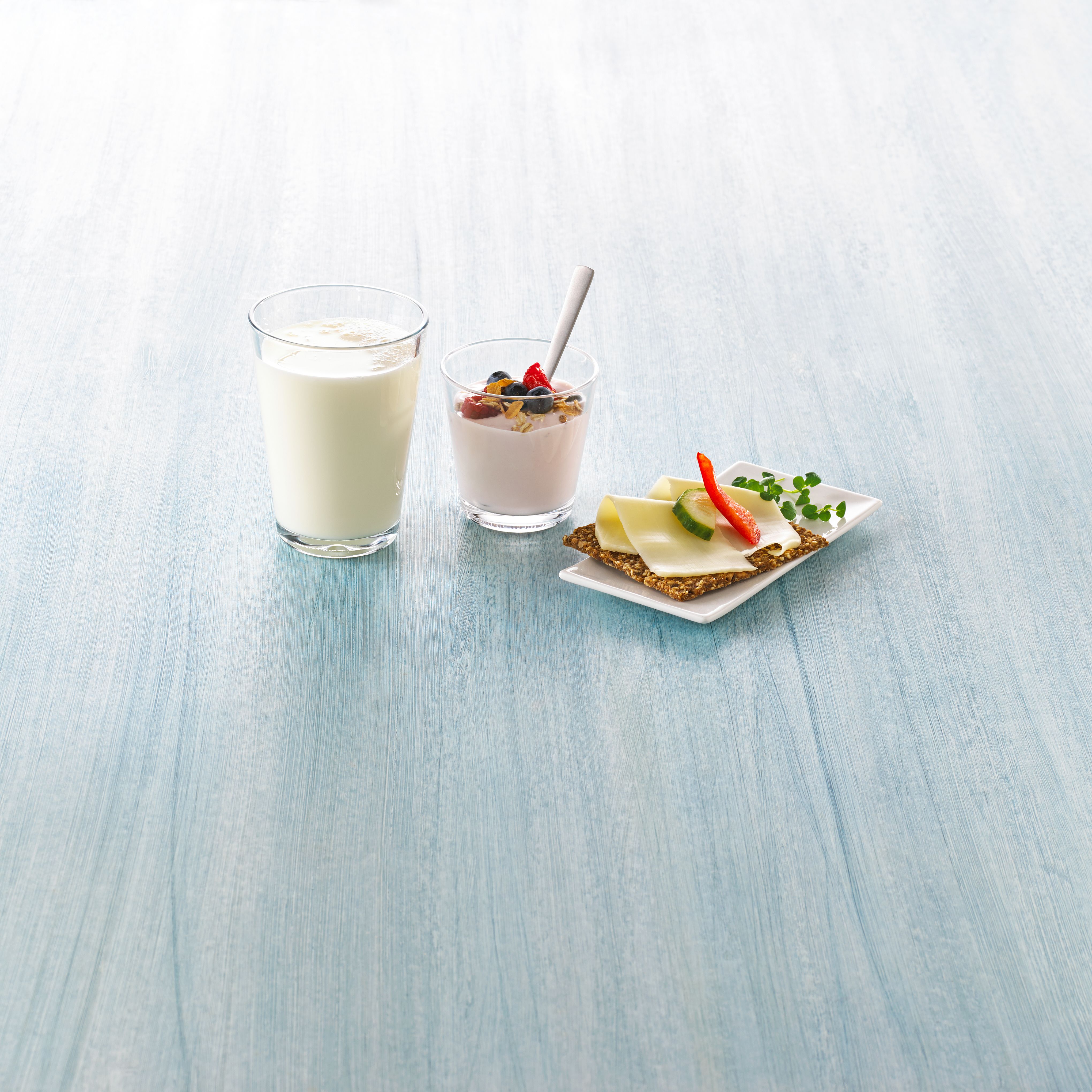 Melkeglass, yoghurt og knekkebrød med gulost
