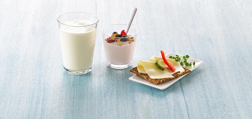 Melkeglass, yoghurt og knekkebrød med gulost