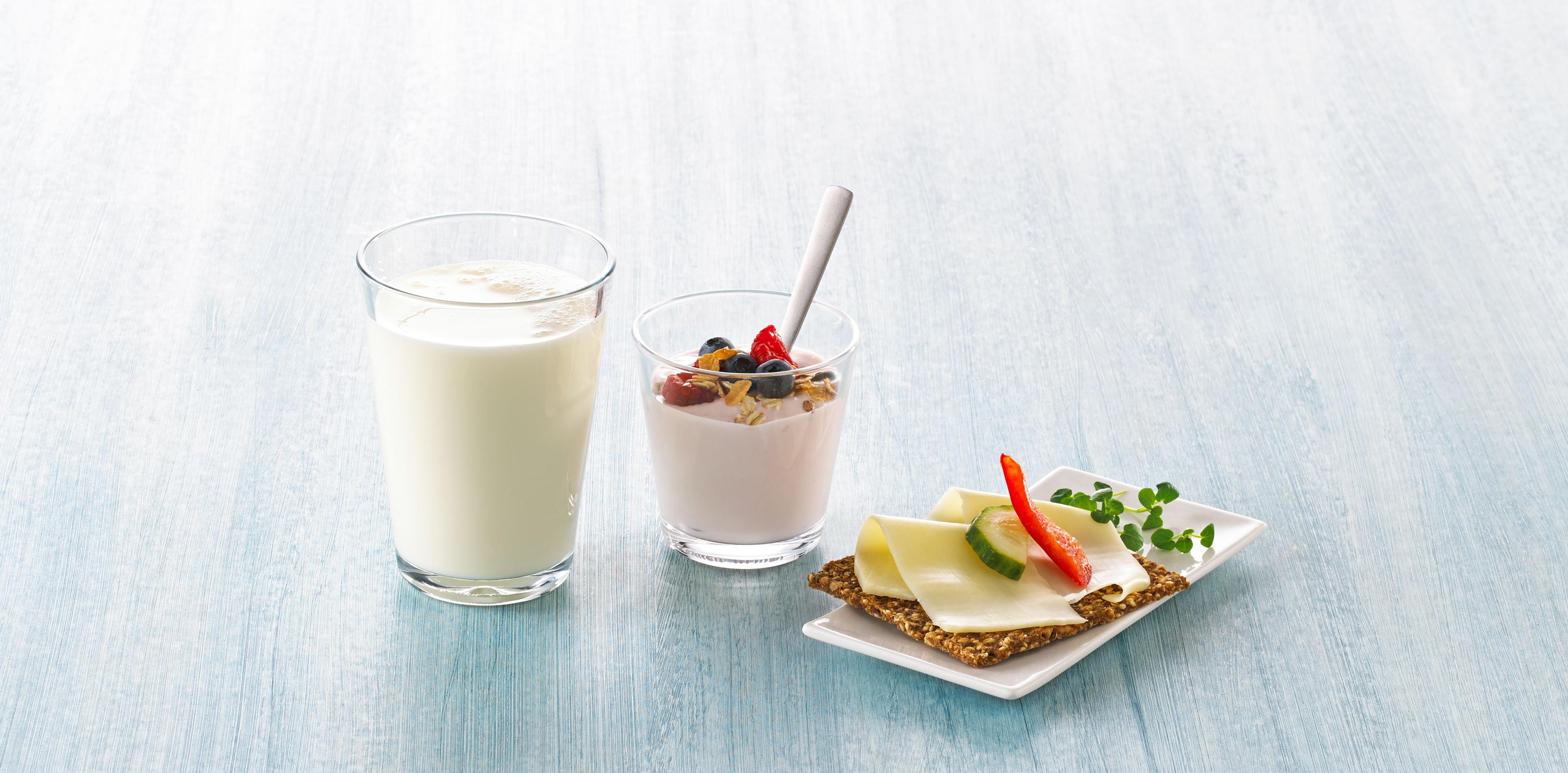 Melkeglass, yoghurt og knekkebrød med gulost