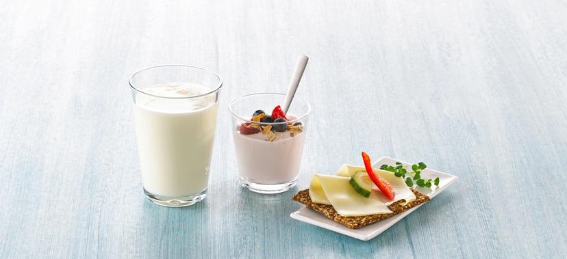 Melkeglass, yoghurt og knekkebrød med gulost