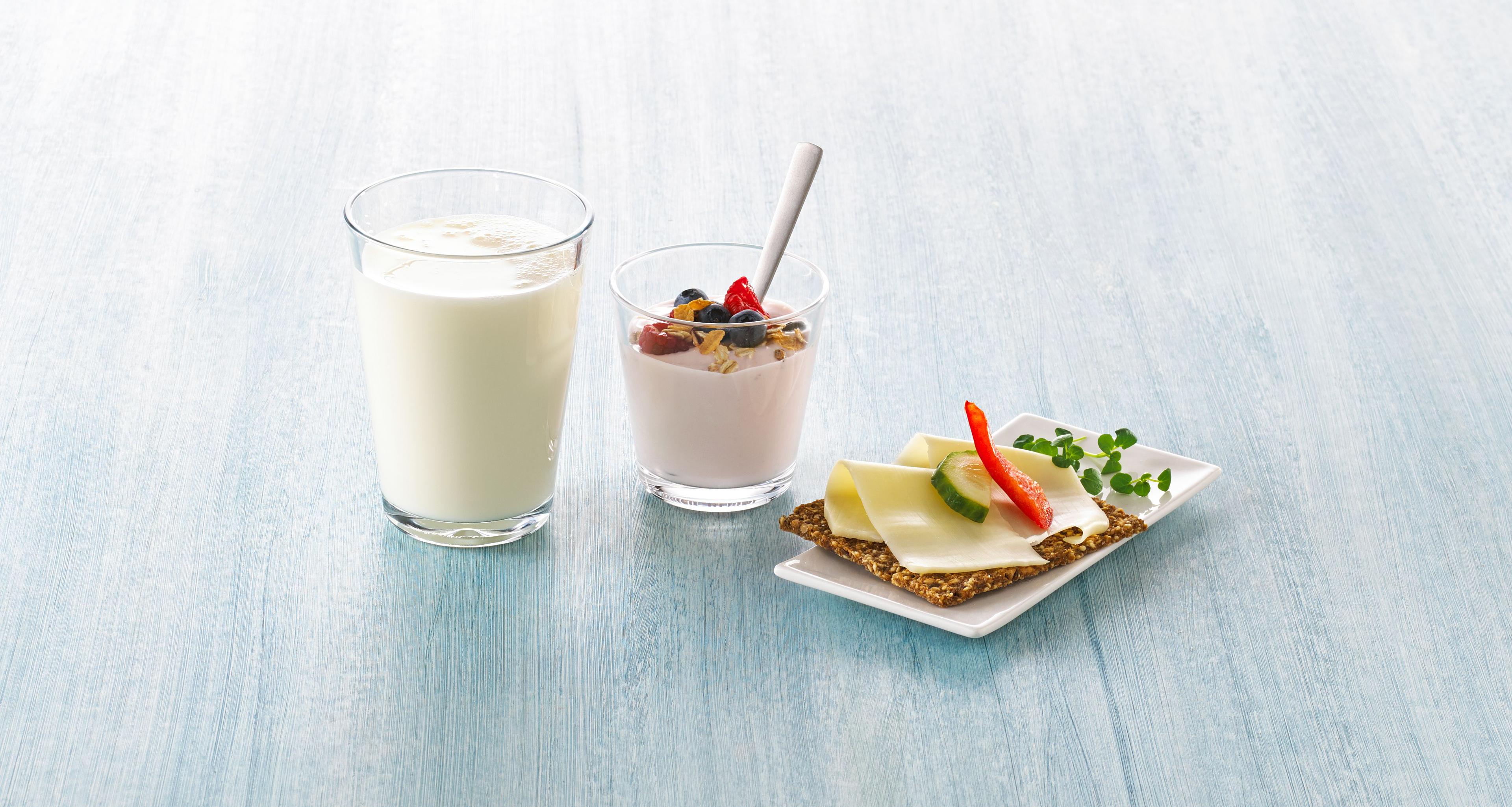 Melkeglass, yoghurt og knekkebrød med gulost
