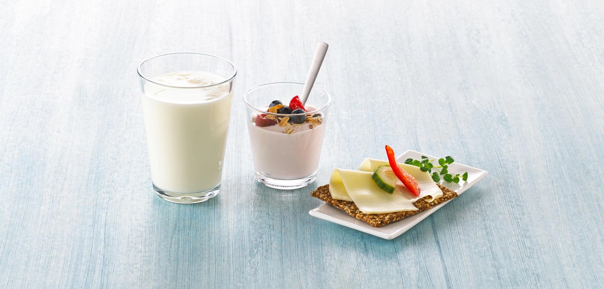 Melkeglass, yoghurt og knekkebrød med gulost