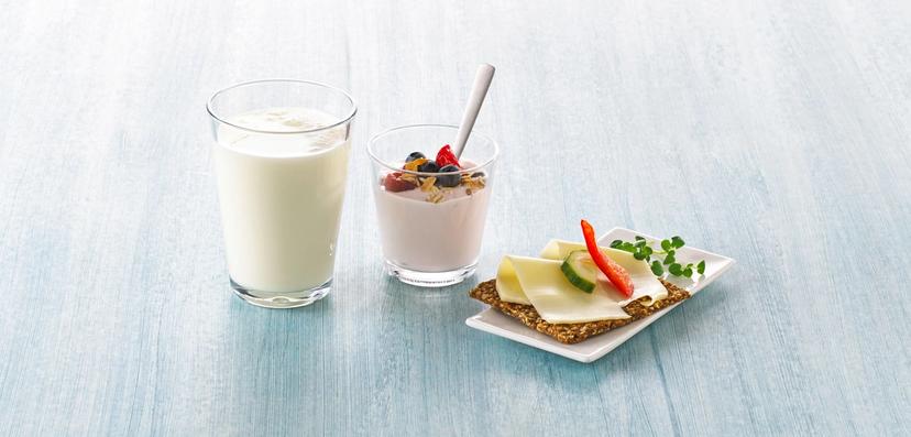 Melkeglass, yoghurt og knekkebrød med gulost