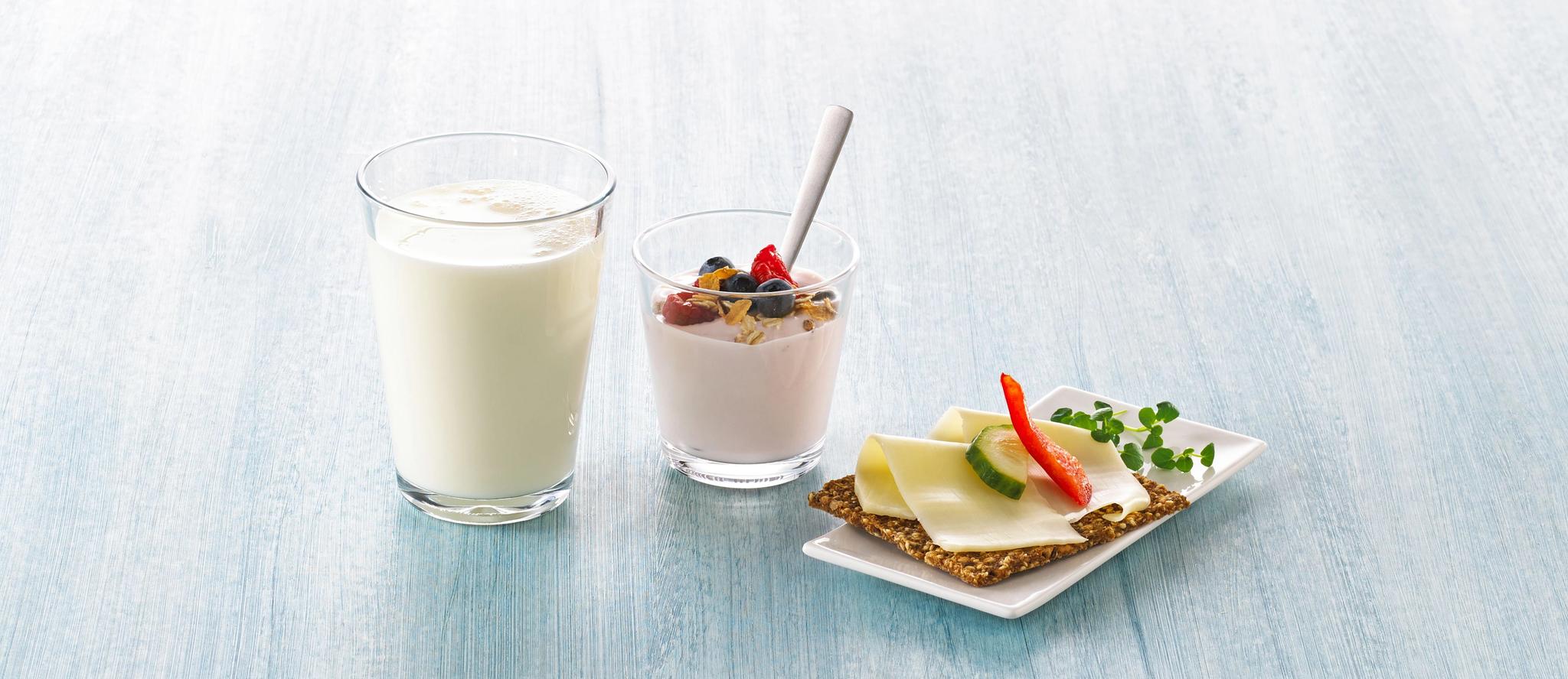 Melkeglass, yoghurt og knekkebrød med gulost