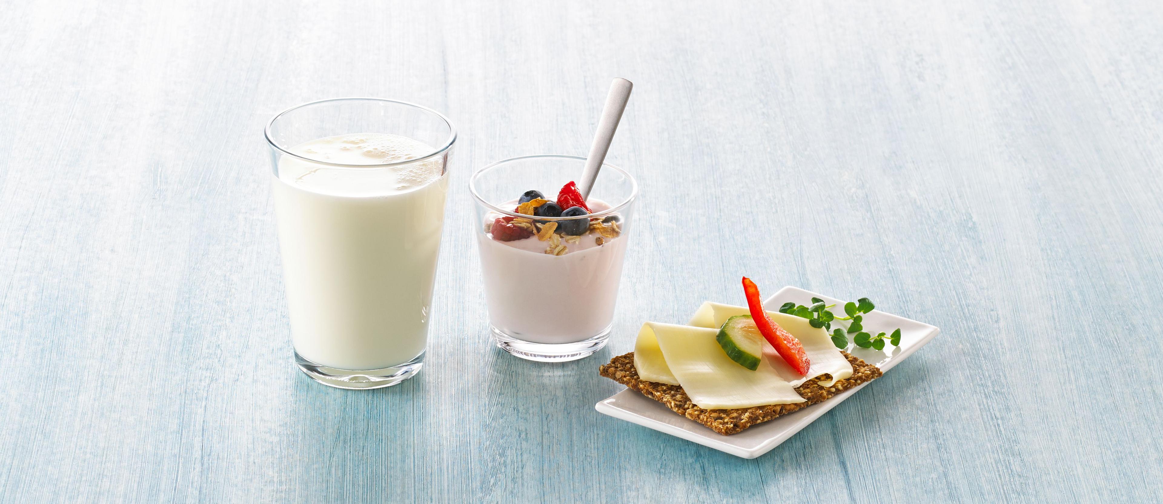 Melkeglass, yoghurt og knekkebrød med gulost