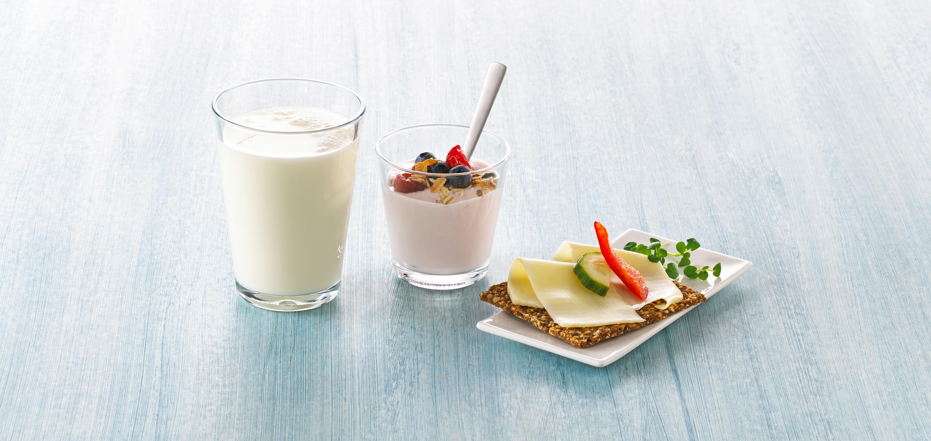 Melkeglass, yoghurt og knekkebrød med gulost