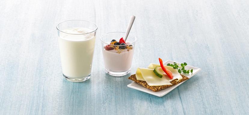 Melkeglass, yoghurt og knekkebrød med gulost