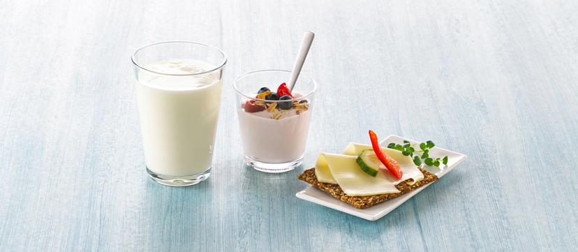 Melkeglass, yoghurt og knekkebrød med gulost