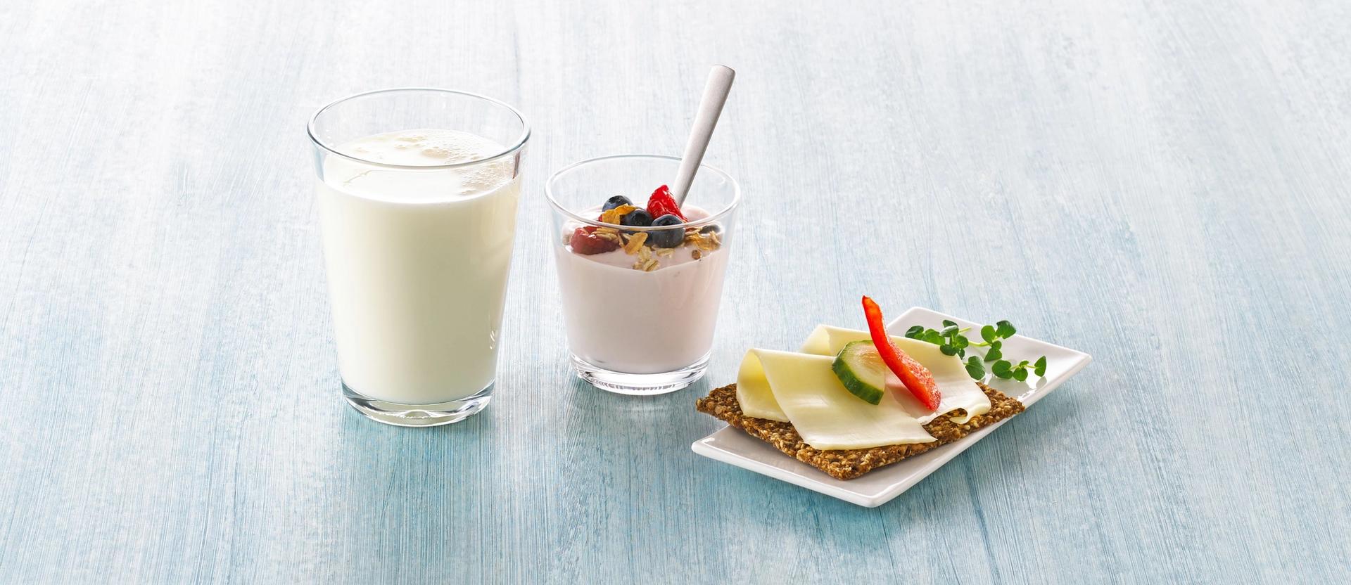 Melkeglass, yoghurt og knekkebrød med gulost