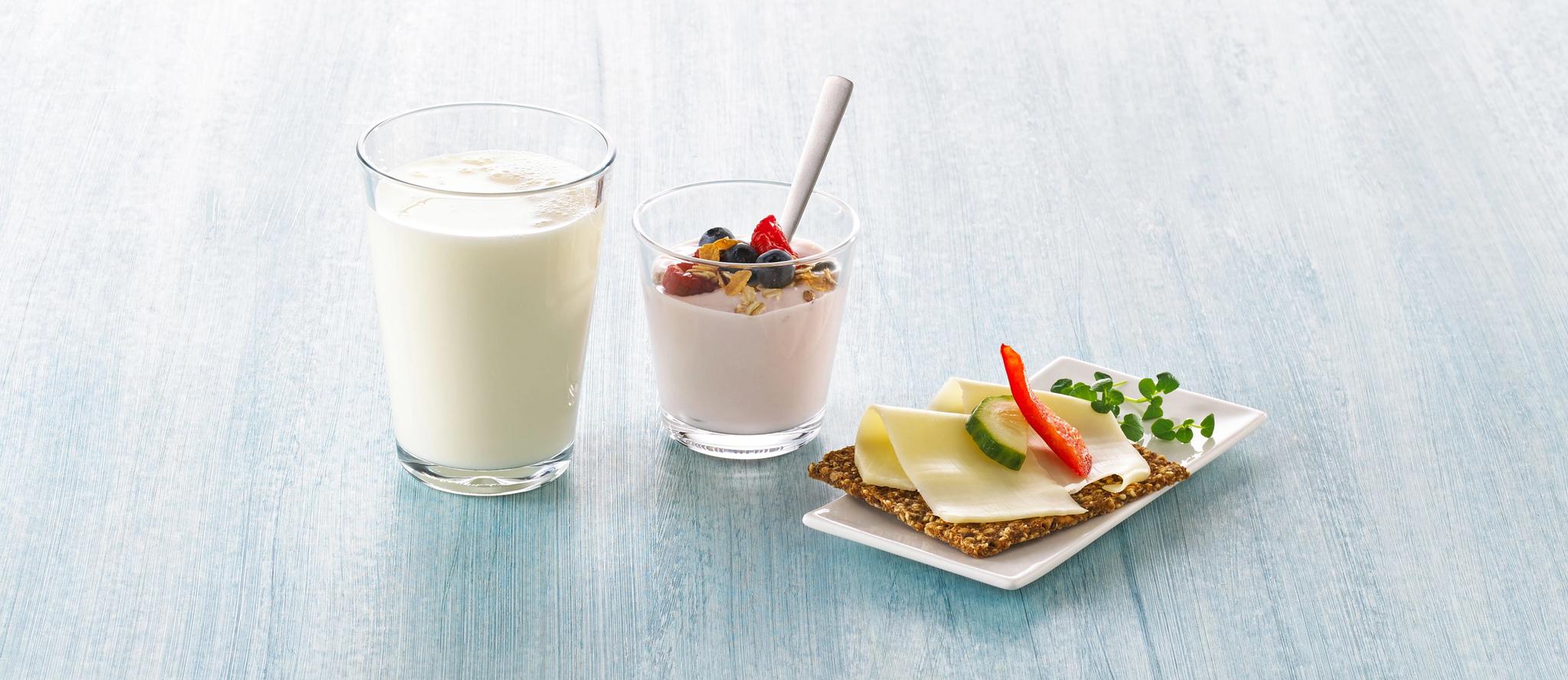 Melkeglass, yoghurt og knekkebrød med gulost