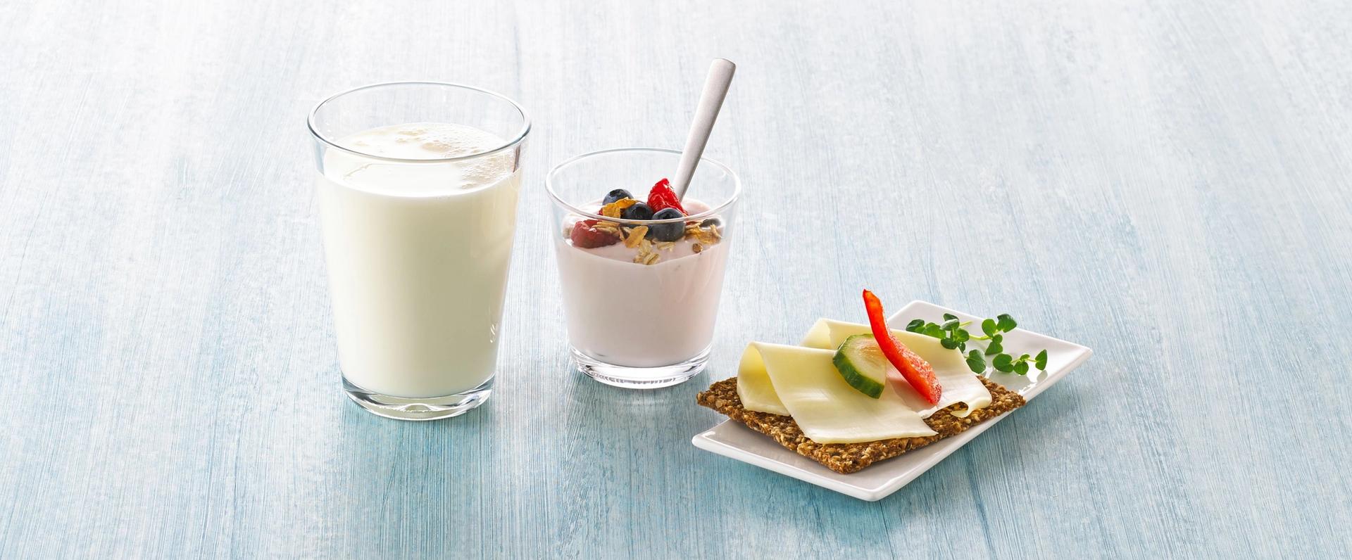 Melkeglass, yoghurt og knekkebrød med gulost