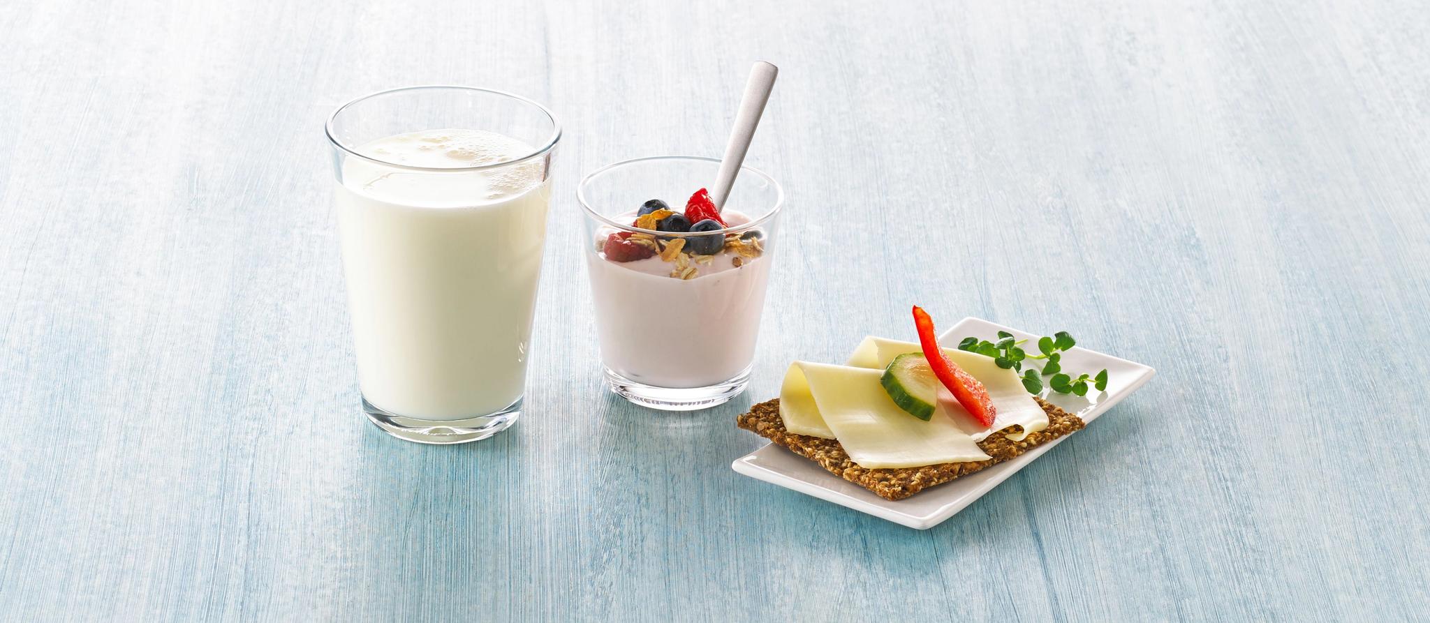 Melkeglass, yoghurt og knekkebrød med gulost
