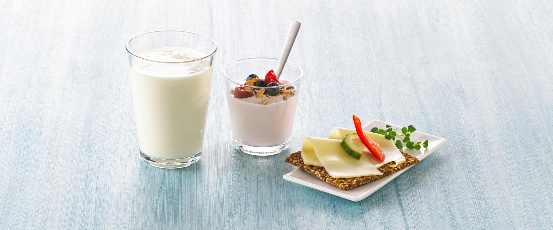 Melkeglass, yoghurt og knekkebrød med gulost