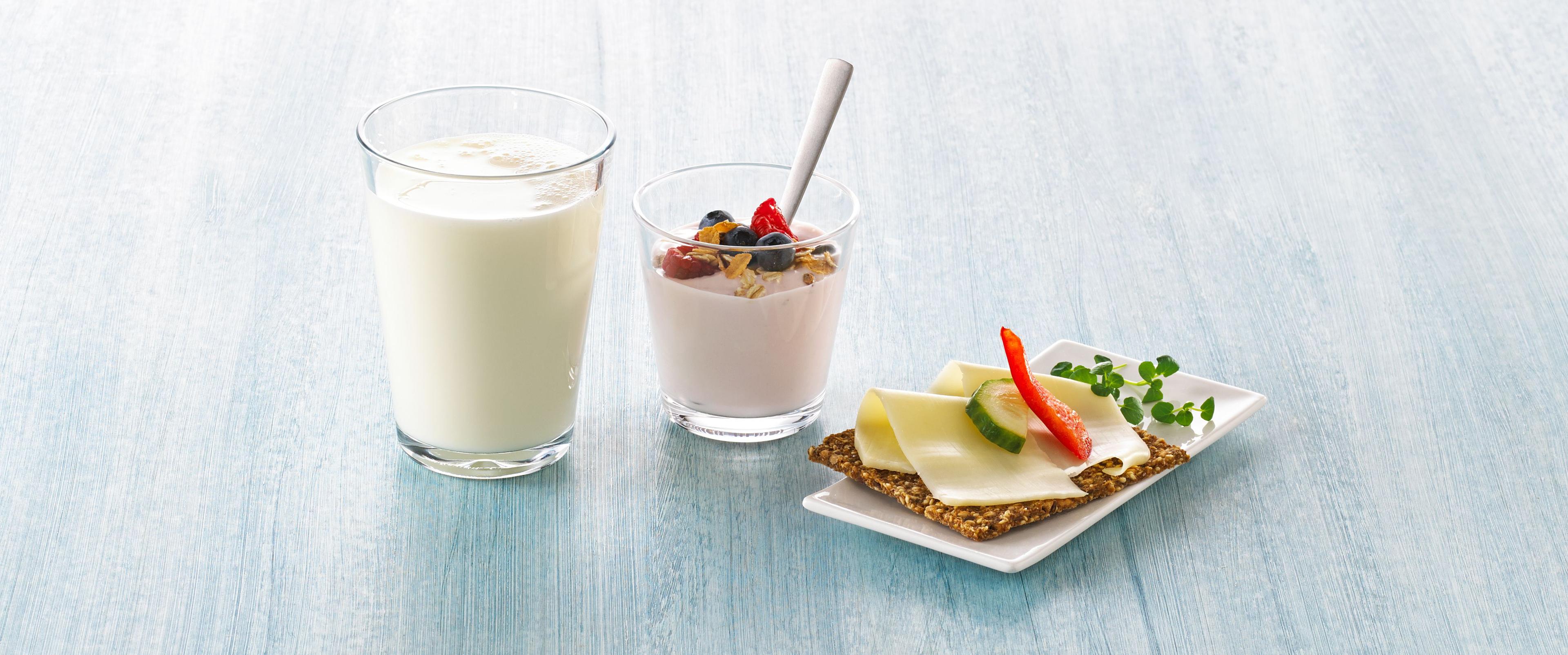 Melkeglass, yoghurt og knekkebrød med gulost