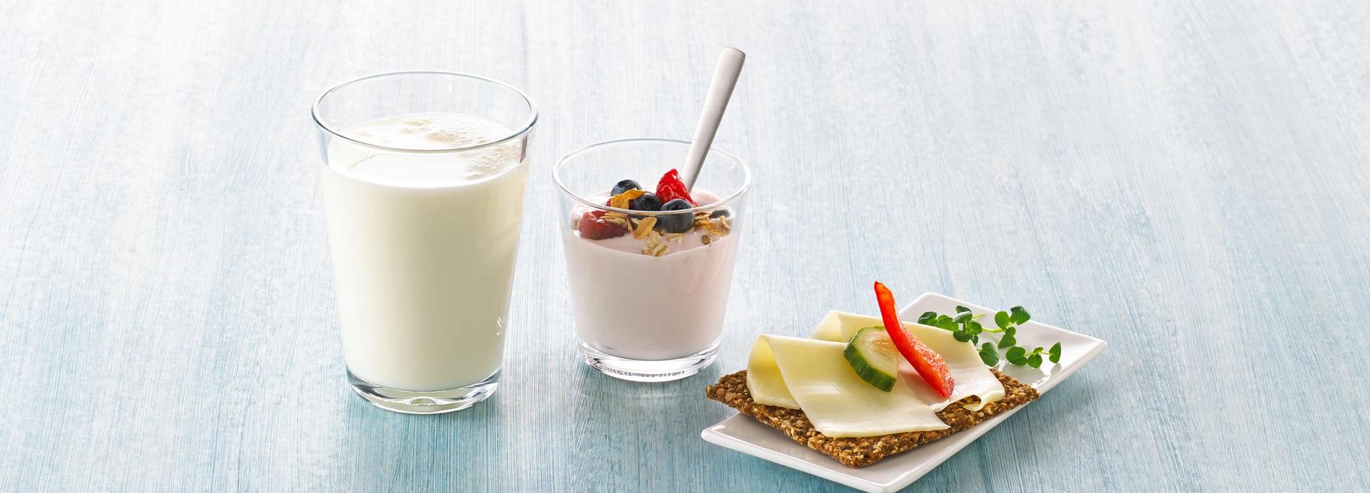 Melkeglass, yoghurt og knekkebrød med gulost